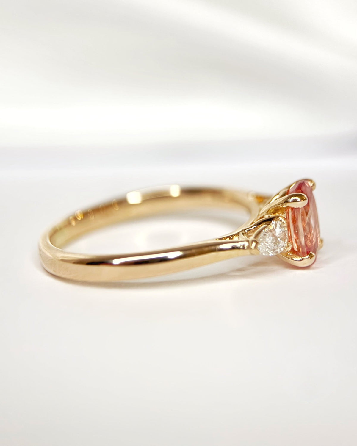 Bague Trilogie Saphir Pêche 1.07 carat &amp; Diamants "Ava" - Elliade Paris