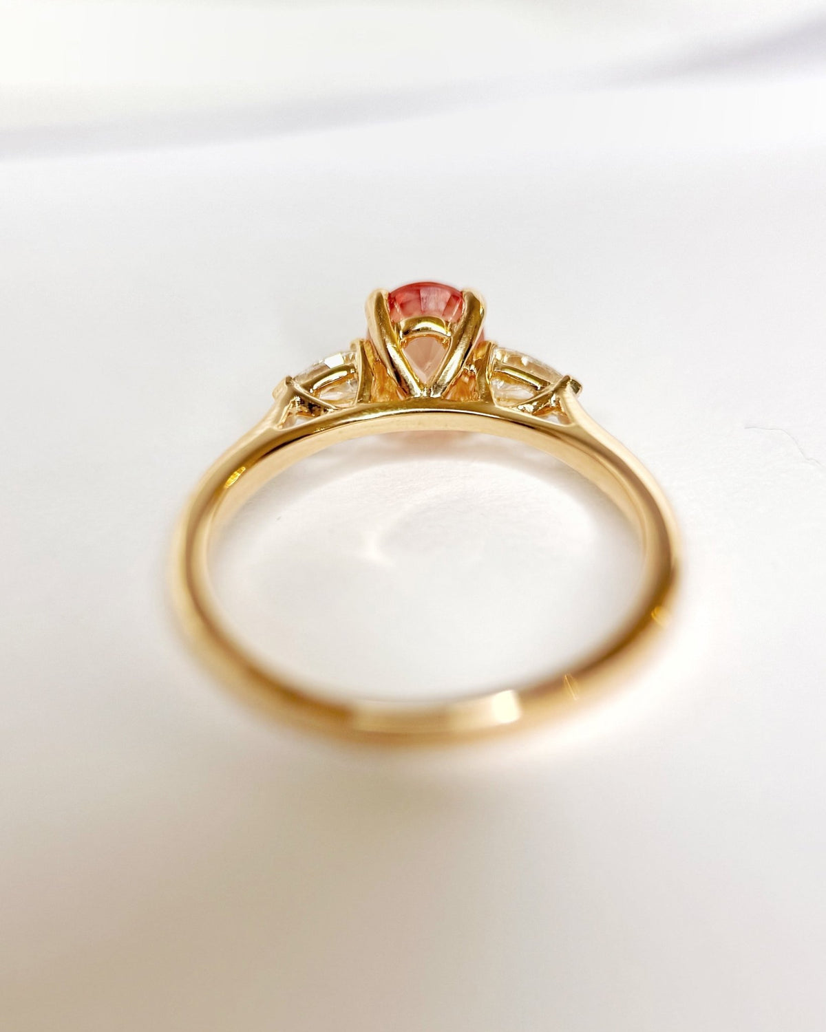 Bague Trilogie Saphir Pêche 1.07 carat &amp; Diamants "Ava" - Elliade Paris