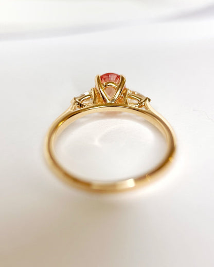 Bague Trilogie Saphir Pêche 1.07 carat &amp; Diamants "Ava" - Elliade Paris