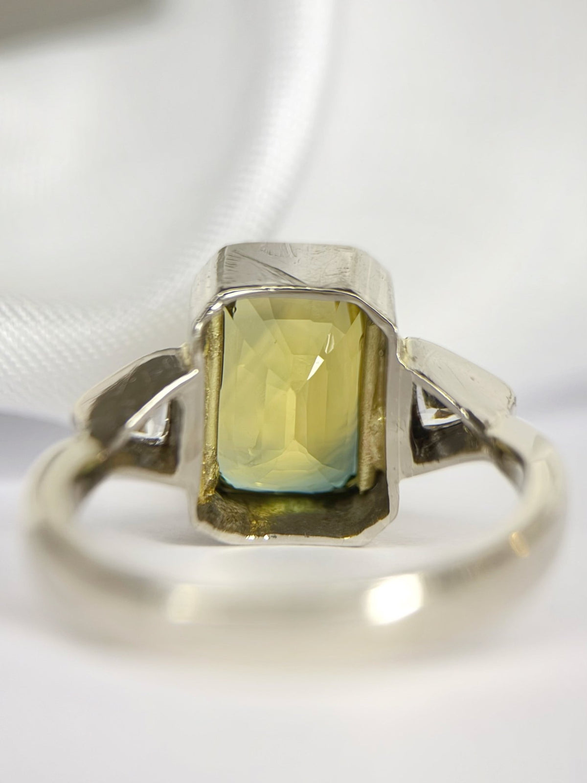 Bague Trilogie Saphir Polychrome 3.79 carats &amp; Diamants 0.32 carat 5.37g "Olivia" - Elliade Paris