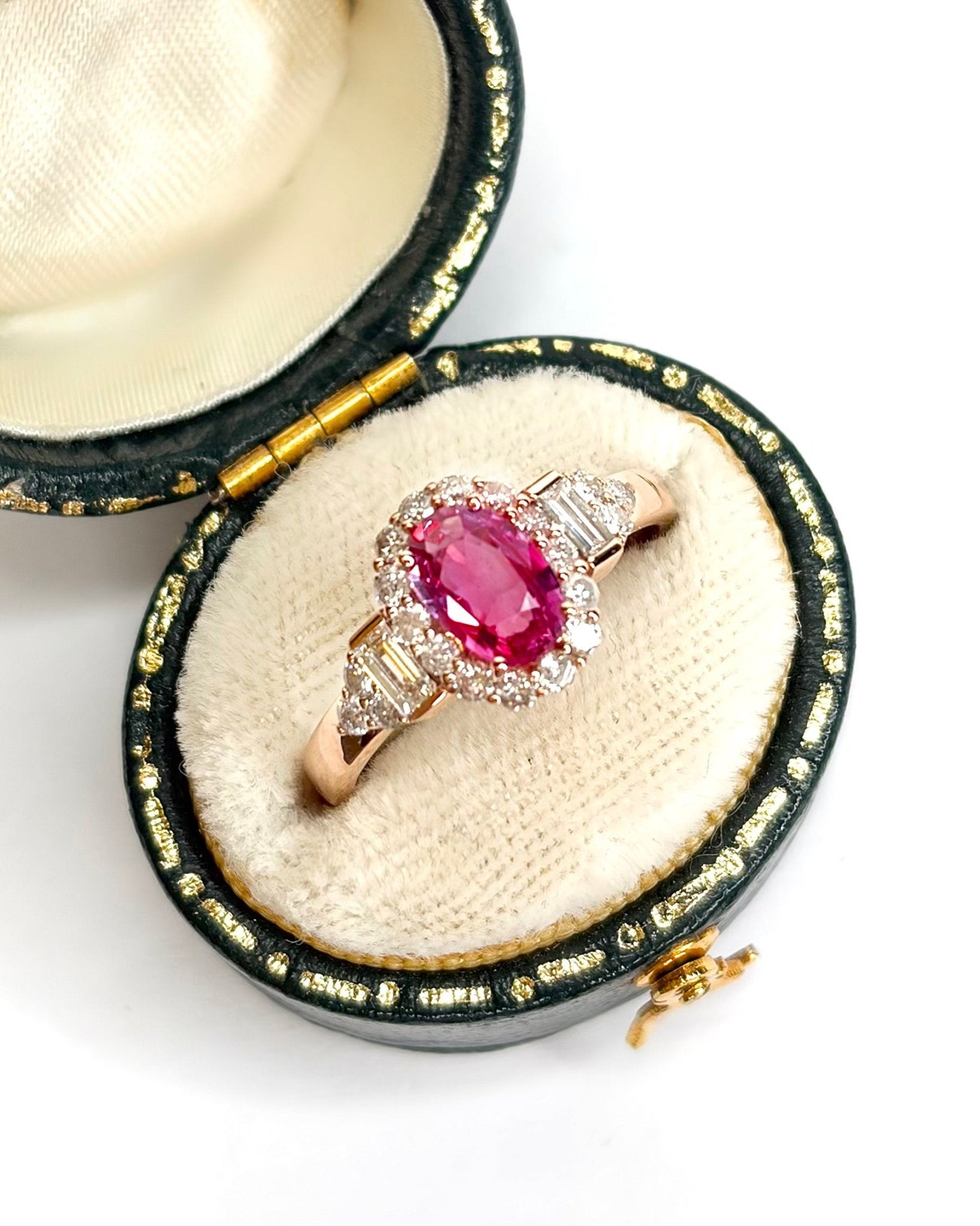 Bague Trilogie Saphir Rose 0.83 carat &amp; Diamants 0.50 carat "Lizéa" - Elliade Paris