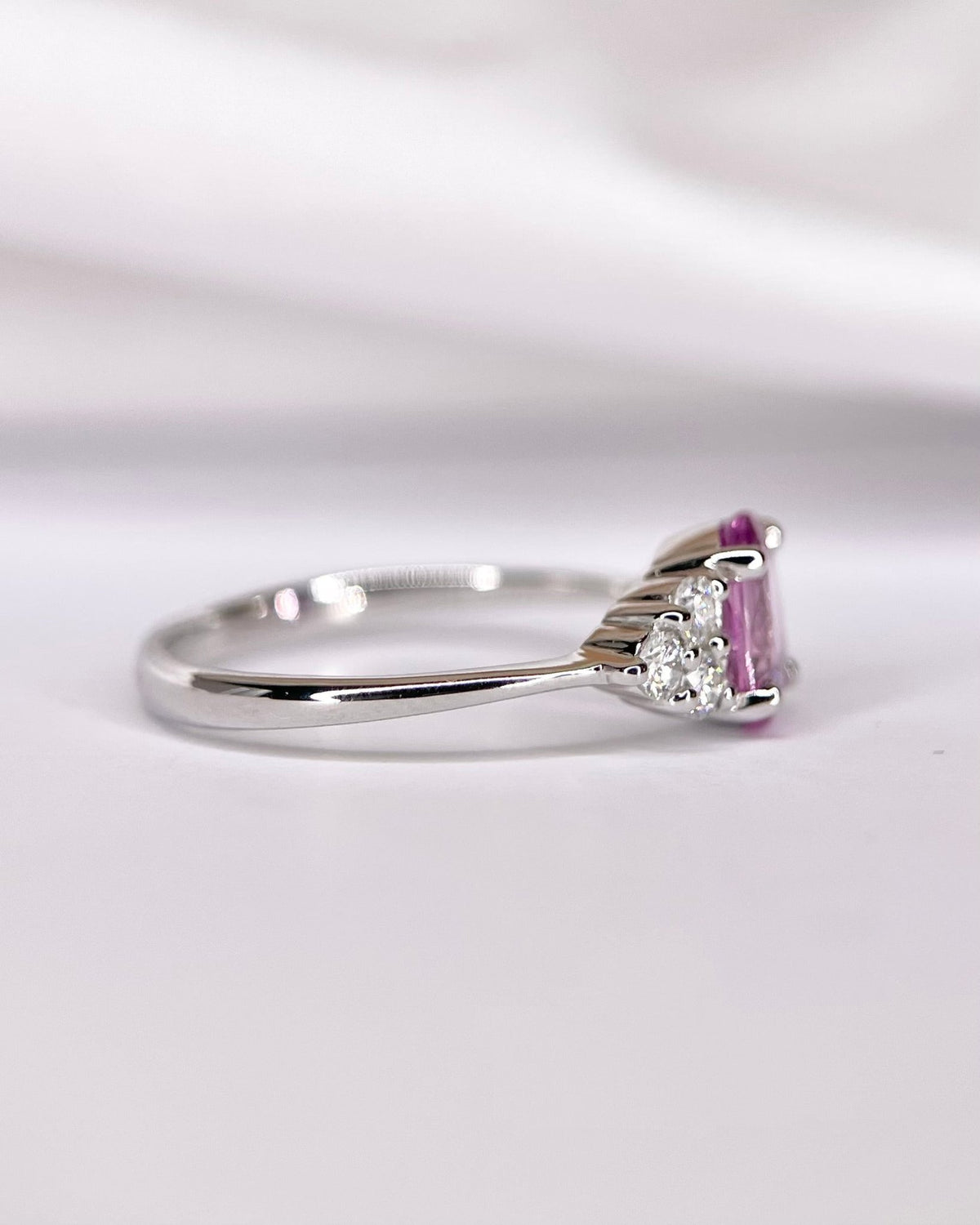 Bague Trilogie Saphir Rose 0.99 carat &amp; Diamants 0.30 carat "Rosalia" - Elliade Paris