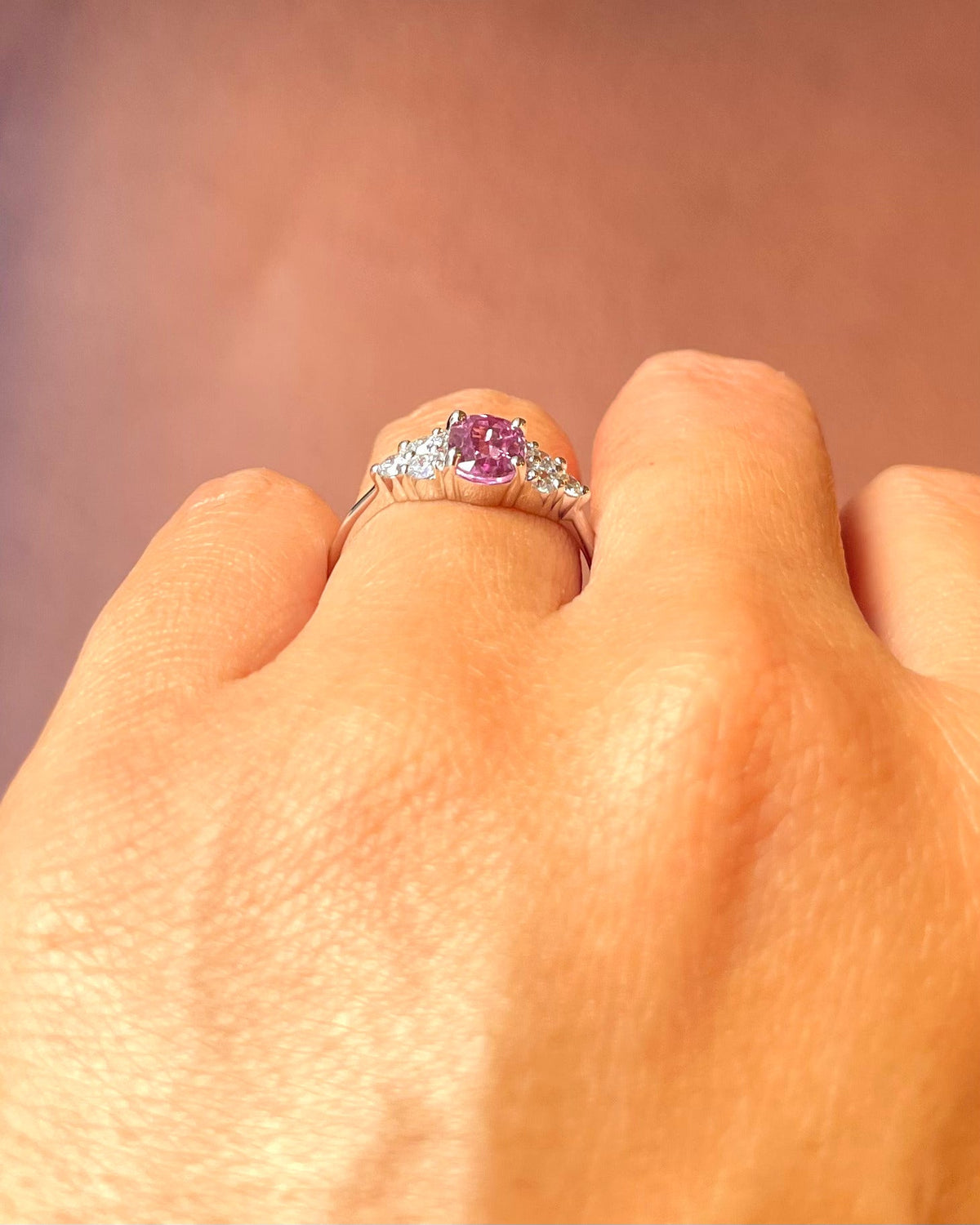 Bague Trilogie Saphir Rose 0.99 carat &amp; Diamants 0.30 carat "Rosalia" - Elliade Paris