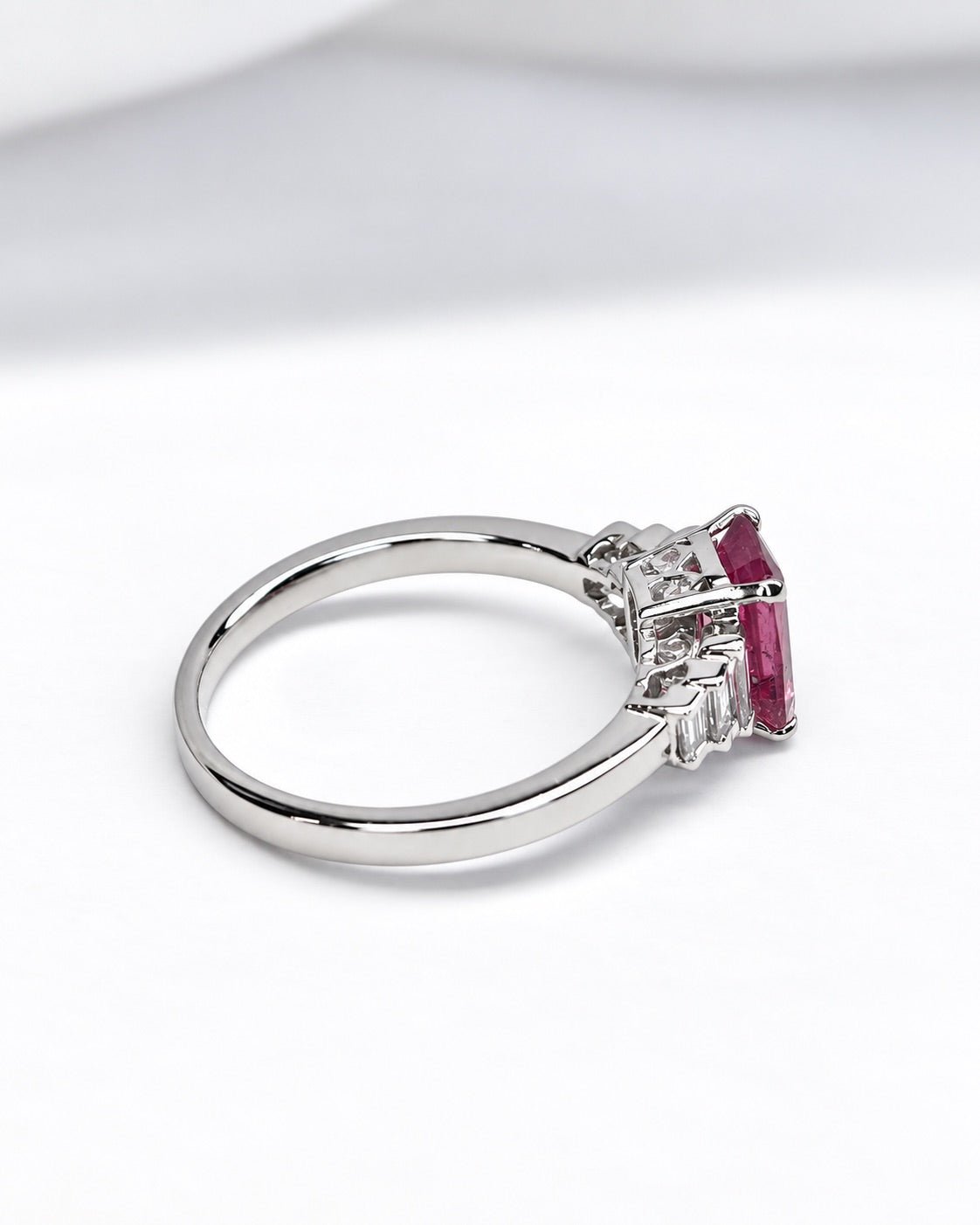 Bague Trilogie Saphir Rose 1.45 carat &amp; Diamants 4.37g "Gisèle" - Elliade Paris