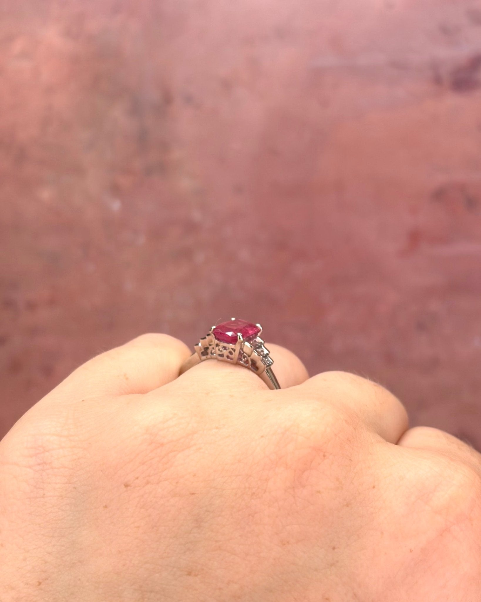 Bague Trilogie Saphir Rose 1.45 carat &amp; Diamants 4.37g "Gisèle" - Elliade Paris