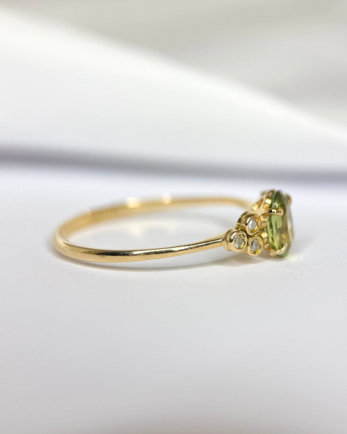 Bague Trilogie Saphir Vert 1 carat &amp; Diamants "Nérine" - Elliade Paris