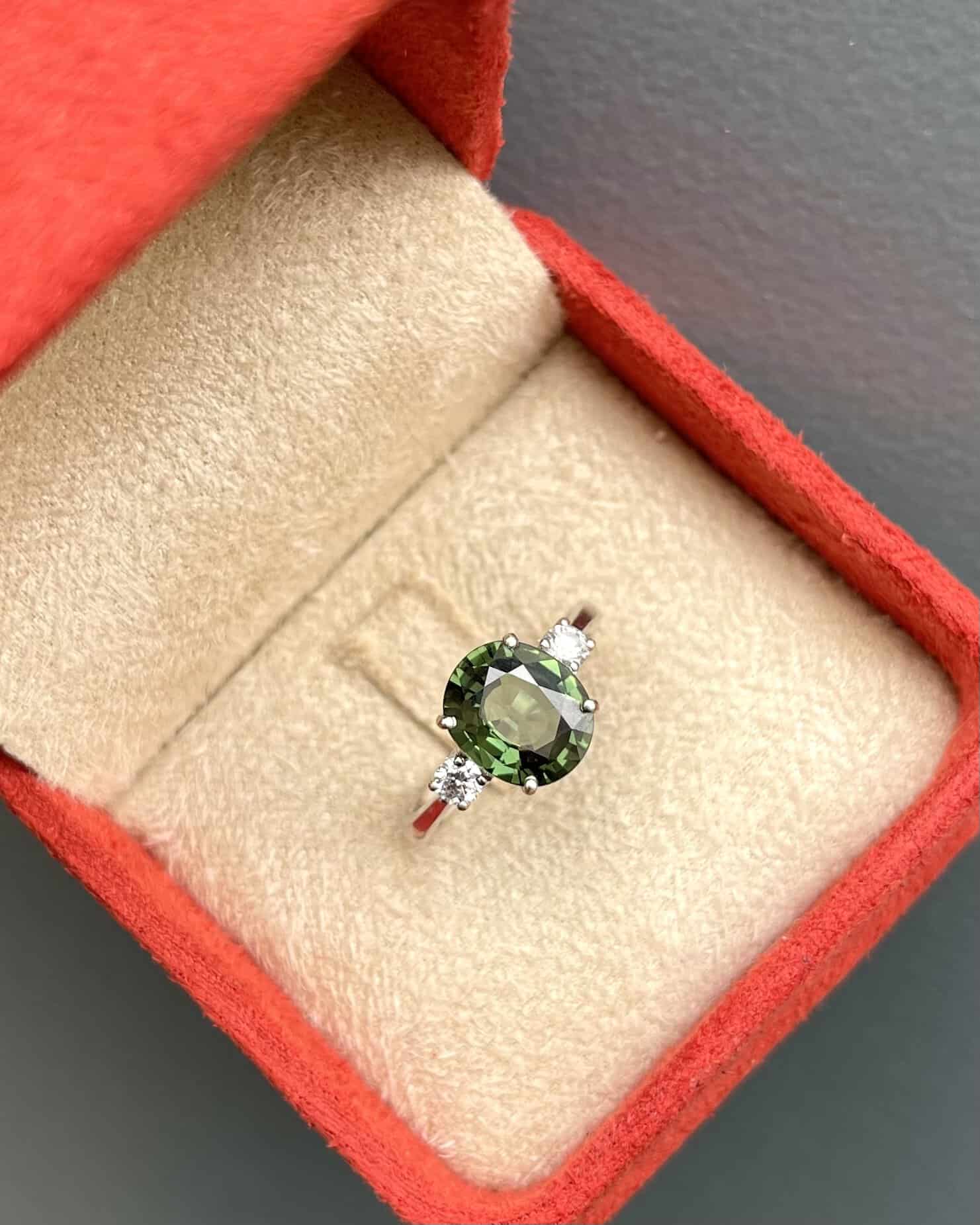 Bague Trilogie Saphir Vert 2.85 Carats &amp; Diamants "Salomé" - Elliade Paris