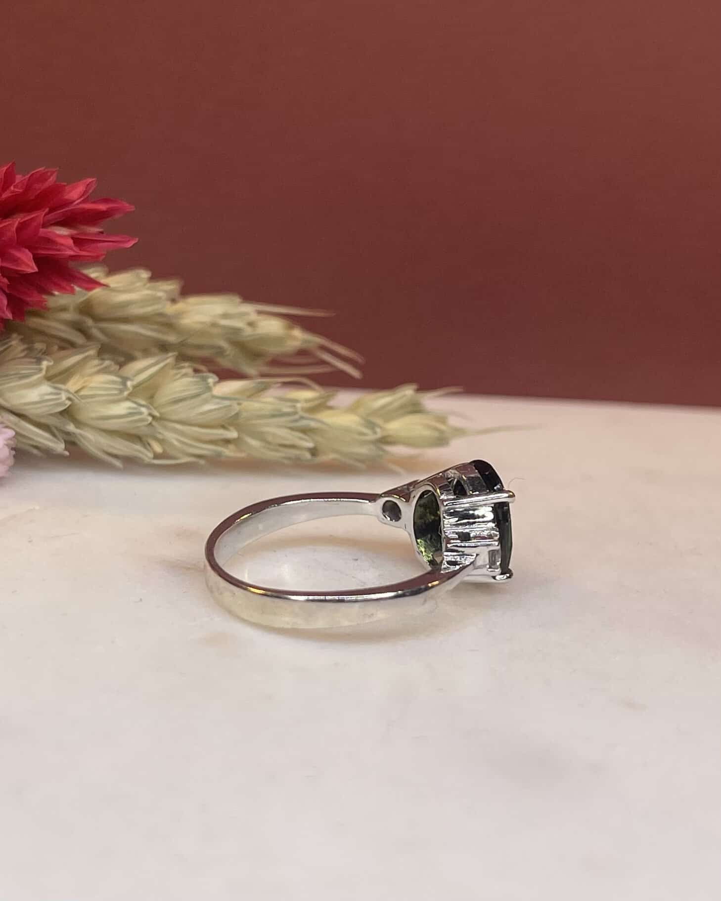 Bague Trilogie Saphir Vert 2.85 Carats &amp; Diamants "Salomé" - Elliade Paris