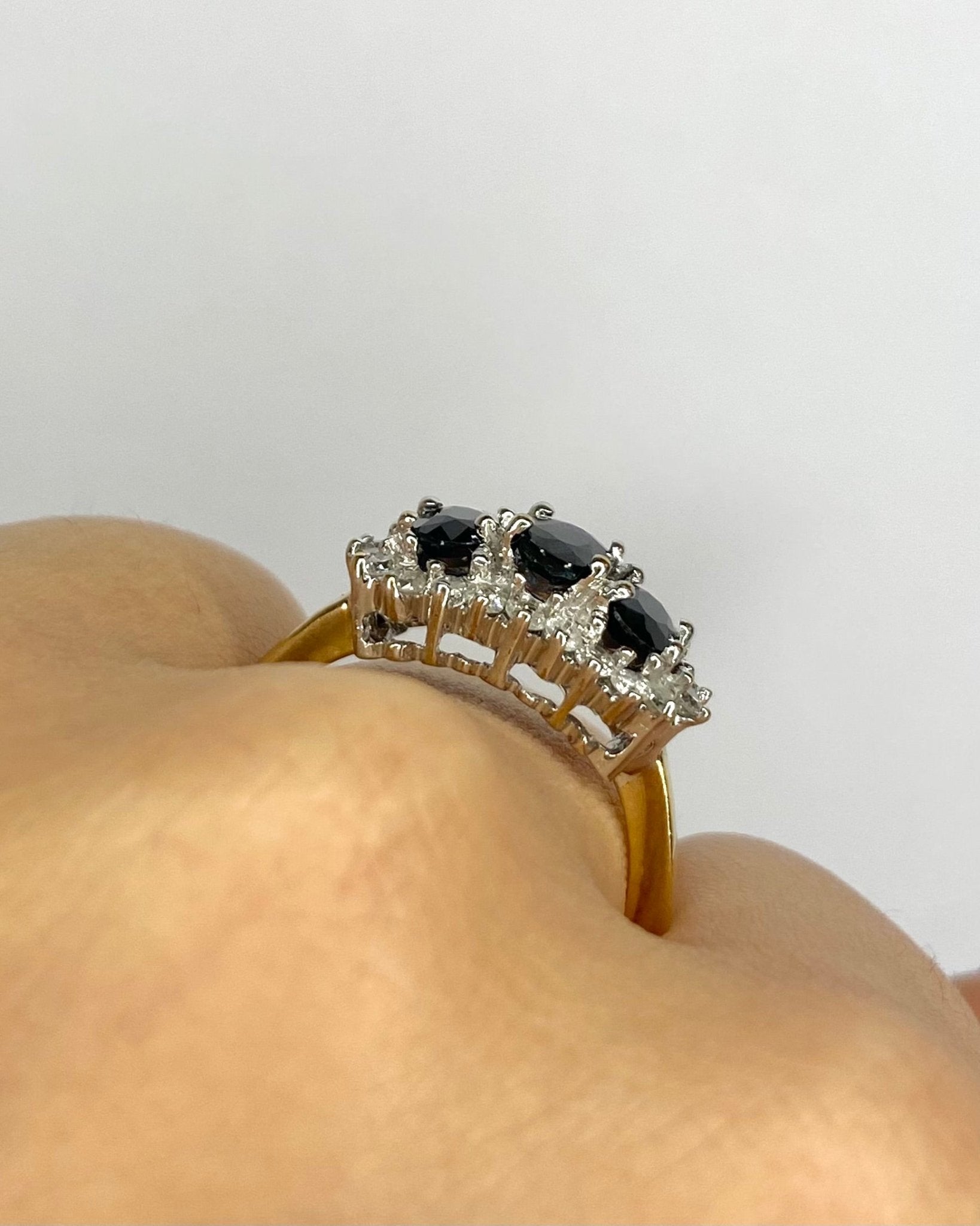 Bague Trilogie Saphirs 1.40 carat &amp; Diamants 0.66 carat "Paloma" - Elliade Paris