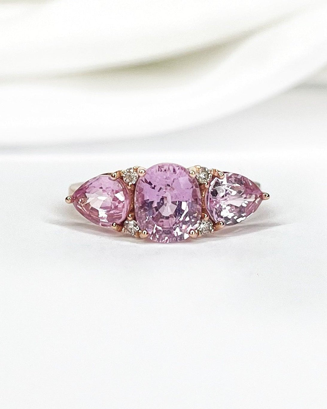 Bague Trilogie Saphirs Rose 3.56 carats &amp; Diamants "Emmy" - Elliade Paris