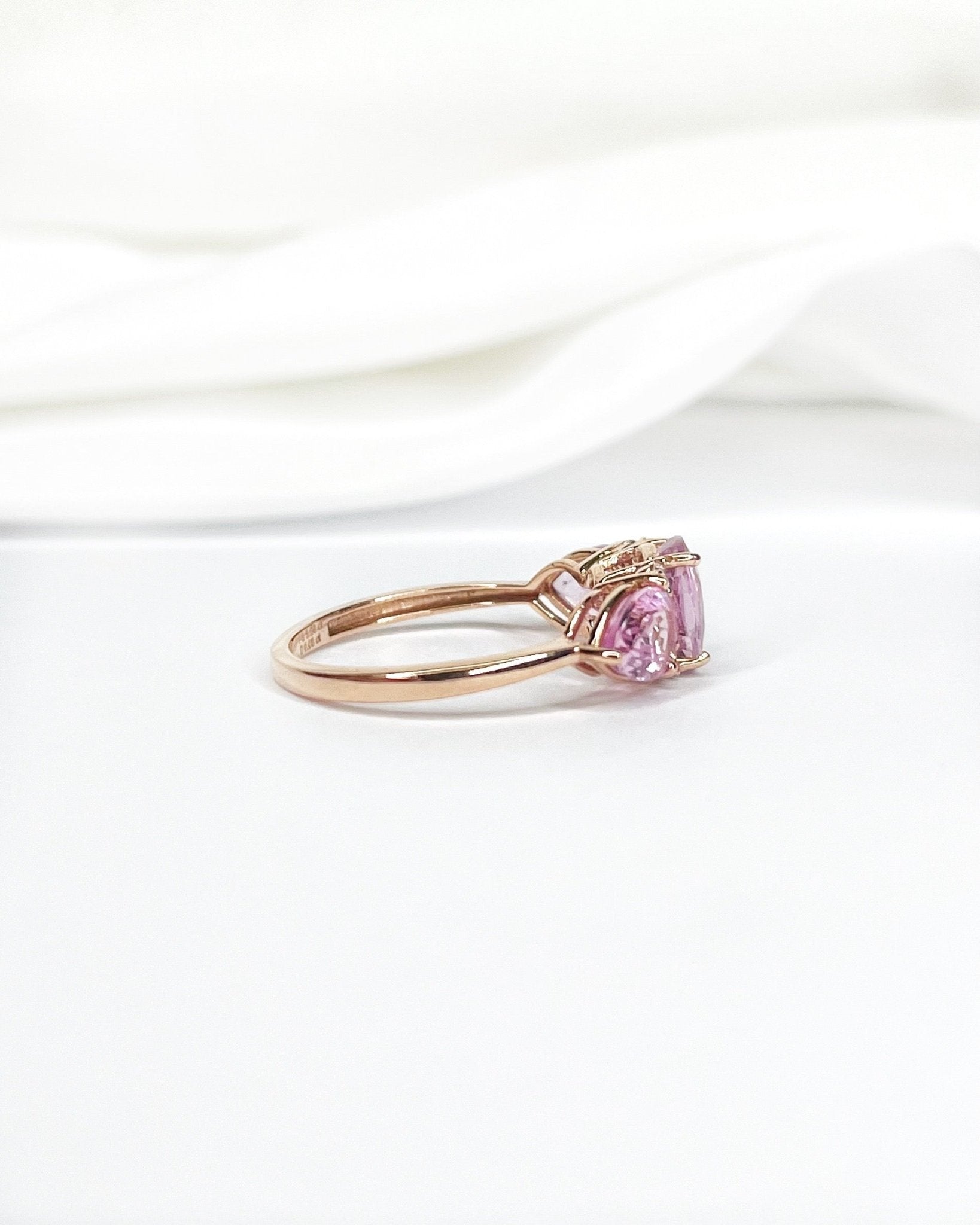 Bague Trilogie Saphirs Rose 3.56 carats &amp; Diamants "Emmy" - Elliade Paris
