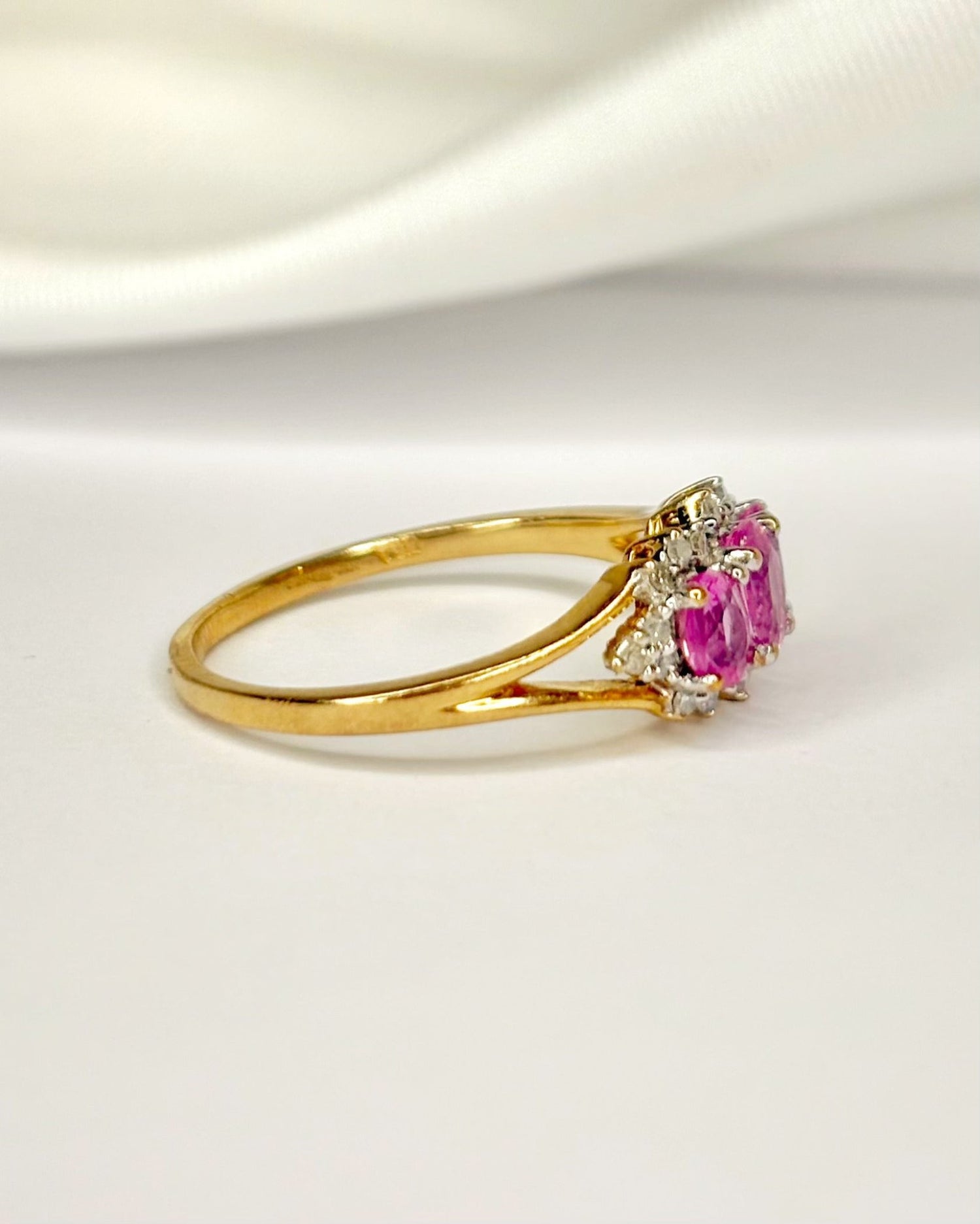 Bague Trilogie Saphirs Roses 0.74 carat &amp; Diamants "Meryl" - Elliade Paris