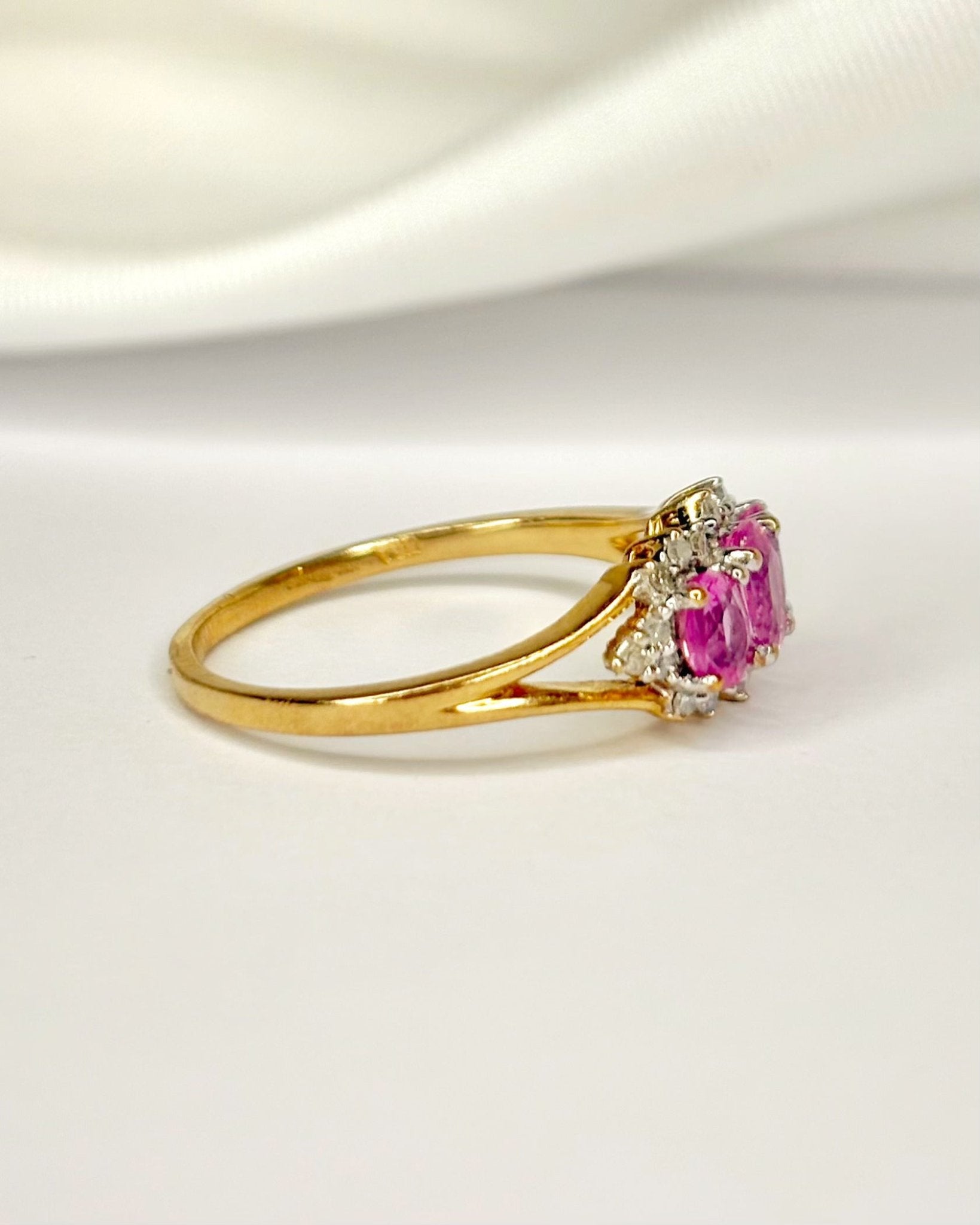 Bague Trilogie Saphirs Roses 0.74 carat &amp; Diamants "Meryl" - Elliade Paris
