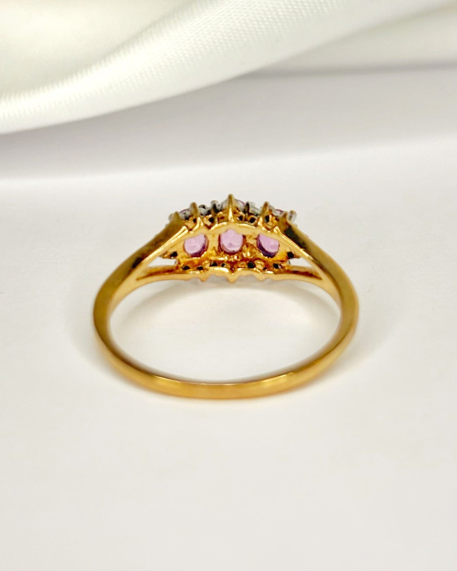 Bague Trilogie Saphirs Roses 0.74 carat &amp; Diamants "Meryl" - Elliade Paris