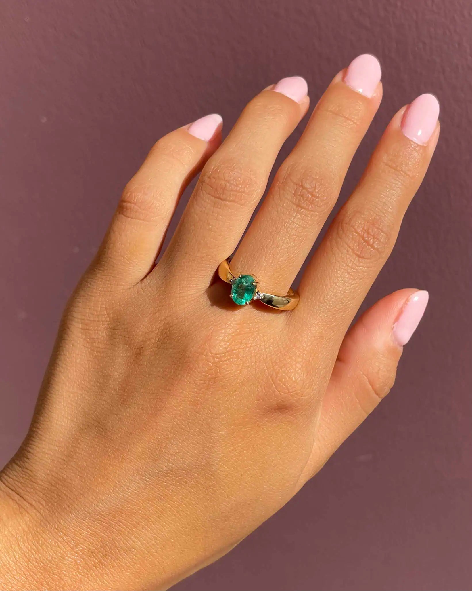 Anillo "Adele" de trilogía de esmeraldas y diamantes de 0,75 quilates