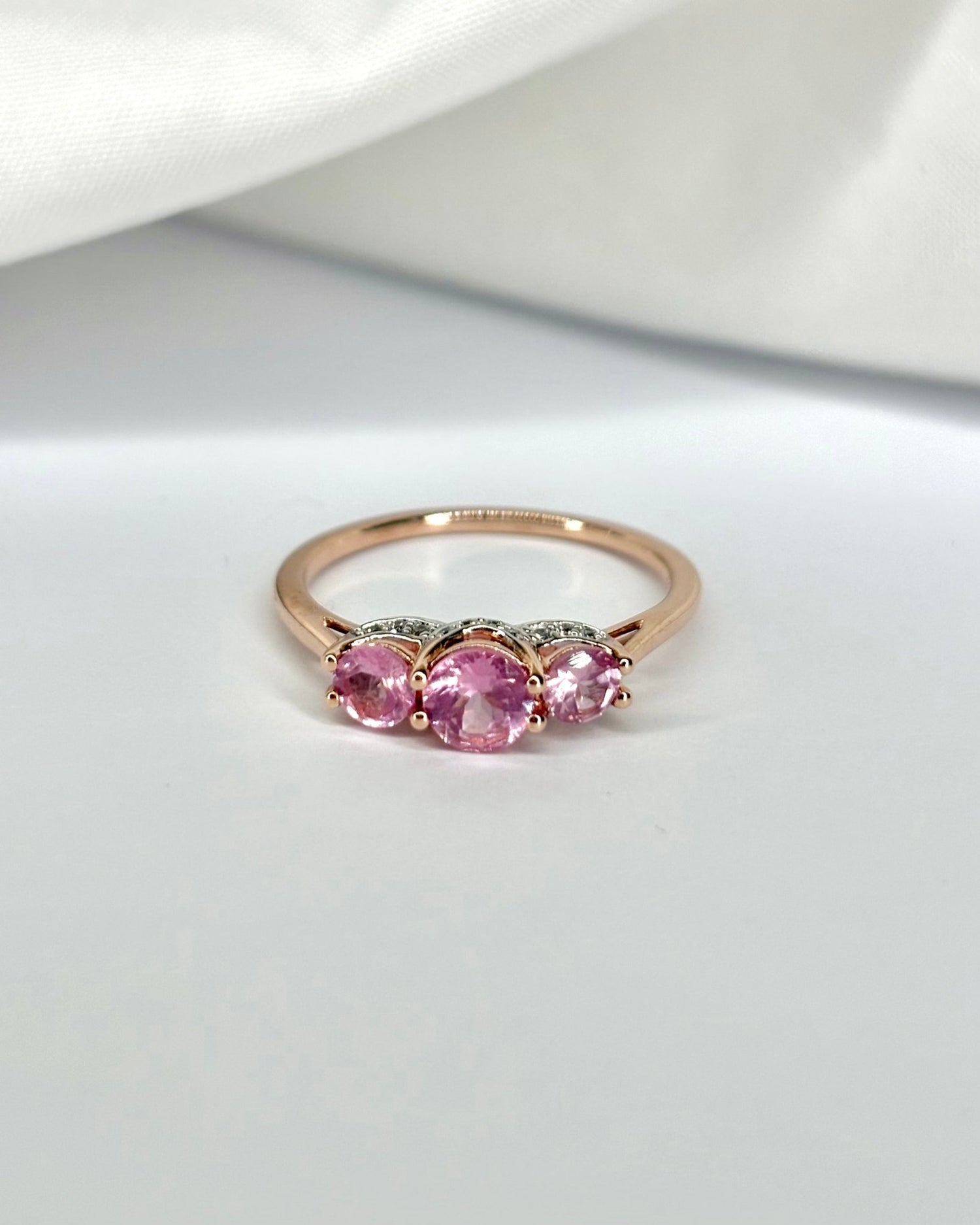 Bague Trilogie Spinelles Rose 0.65 carat &amp; 20 Diamants &quot;Salomé&quot; - Elliade Paris