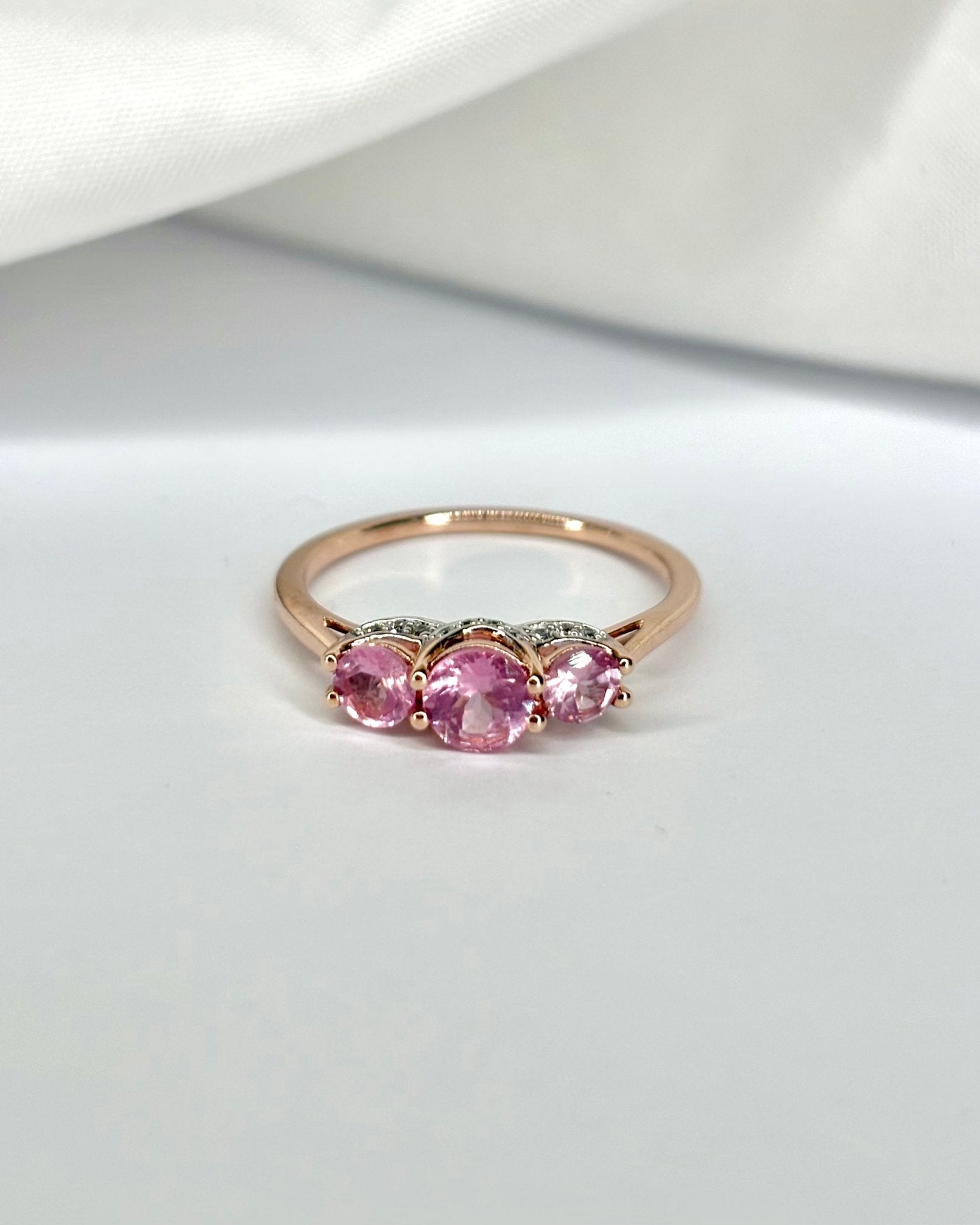 Bague Trilogie Spinelles Rose 0.65 carat &amp; 20 Diamants "Salomé" - Elliade Paris