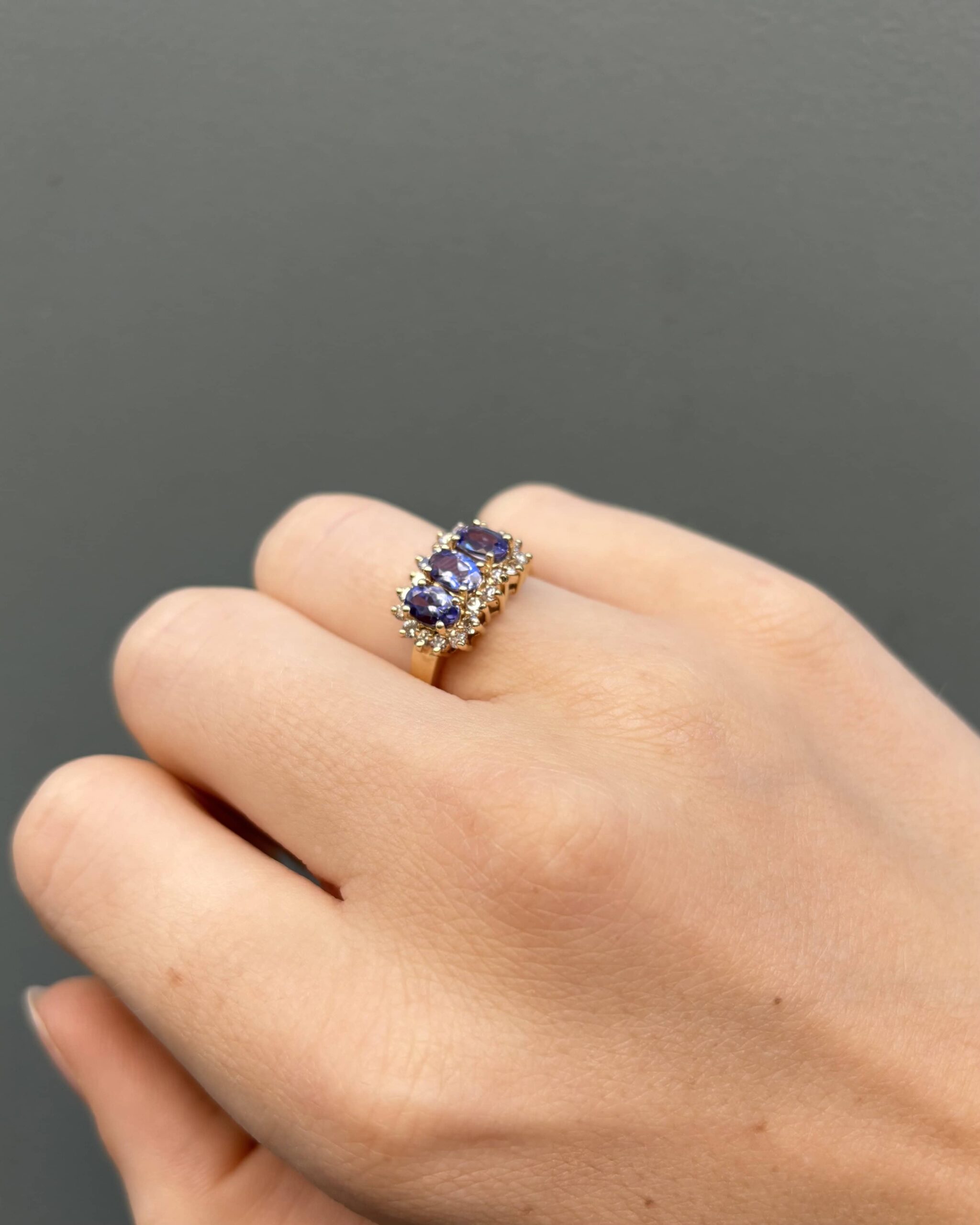 Bague Trilogie Tanzanites 1.20 Carat &amp; 20 Diamants "Jihanne" - Elliade Paris