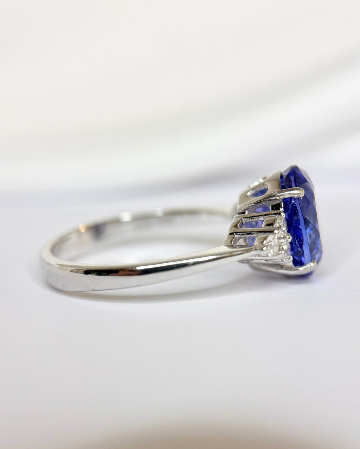 Bague Trilogie Tanzanite 3.15 carats &amp; Diamants "Violetta" - Elliade Paris