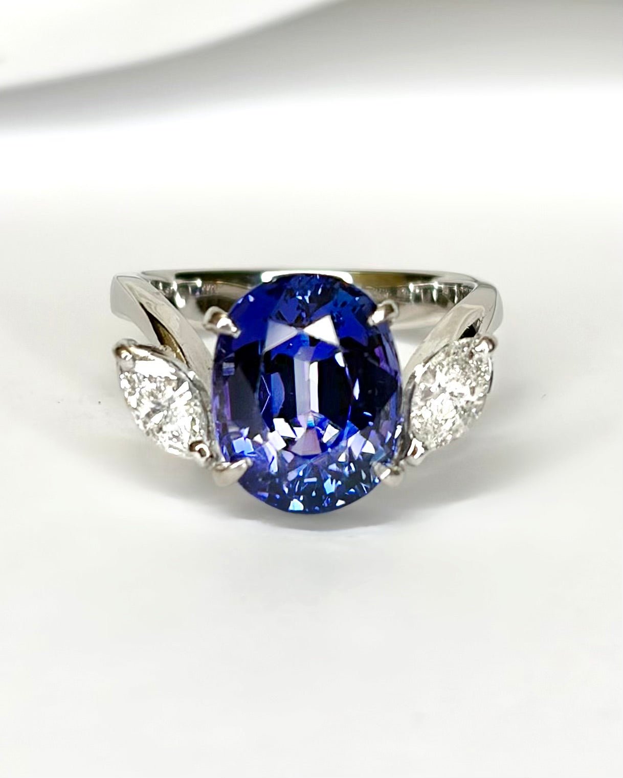 Bague Trilogie Tanzanite 4.50 carats &amp; Diamants 0.40 carat "Aude" - Elliade Paris