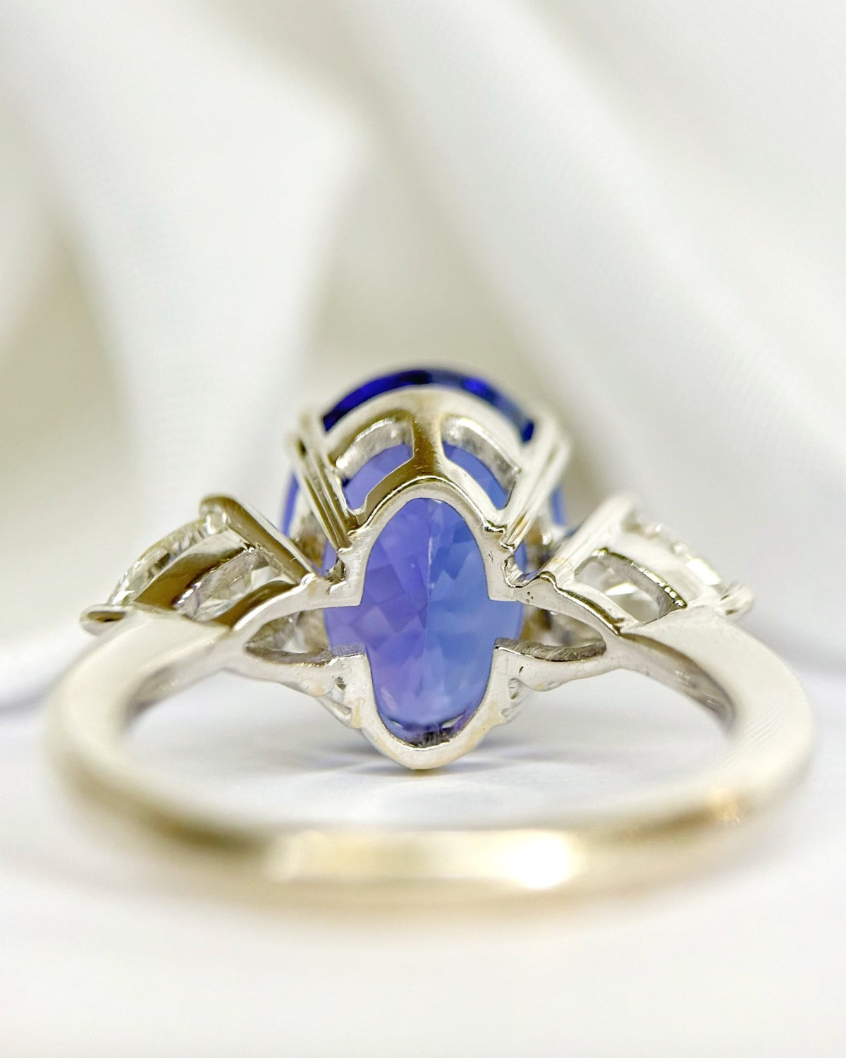 Bague Trilogie Tanzanite 6.30 carats &amp; Diamants 0.90 carat 6.29g "Stella" - Elliade Paris