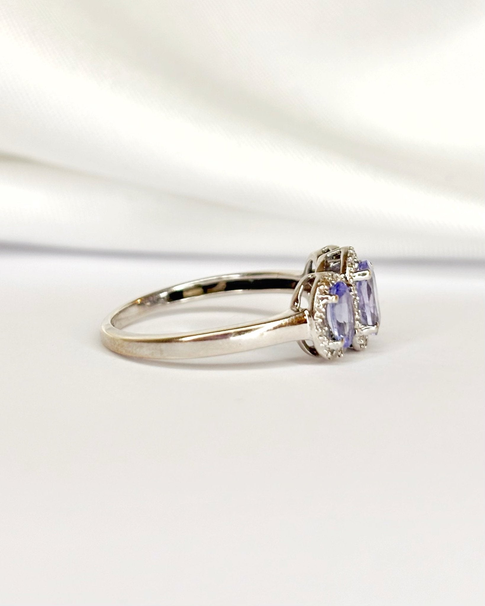 Bague Trilogie Tanzanites 0.80 carat &amp; Diamants "Olinka" - Elliade Paris