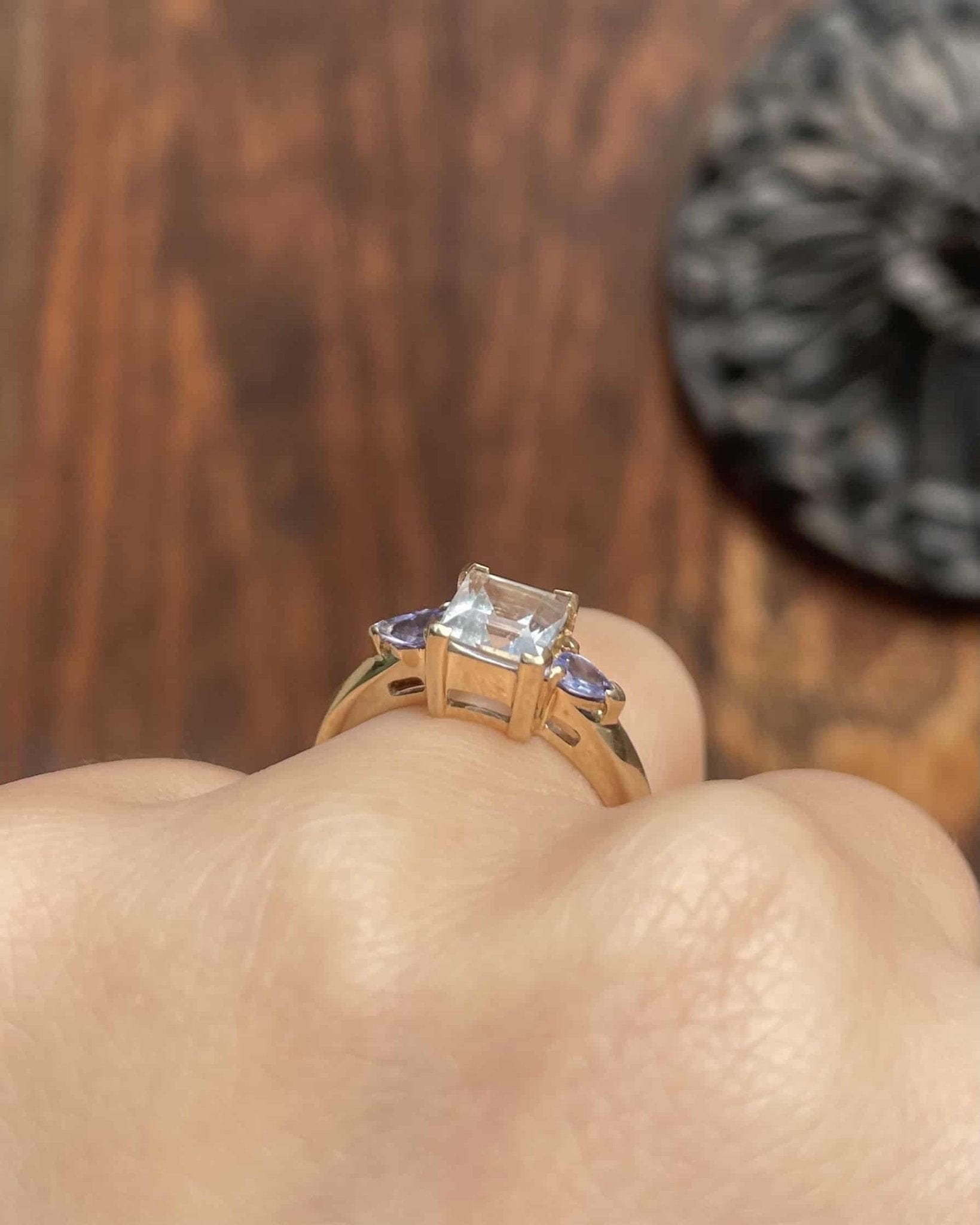 Bague Trilogie Topaze 1.30 carat &amp; Tanzanites "Moana" - Elliade Paris