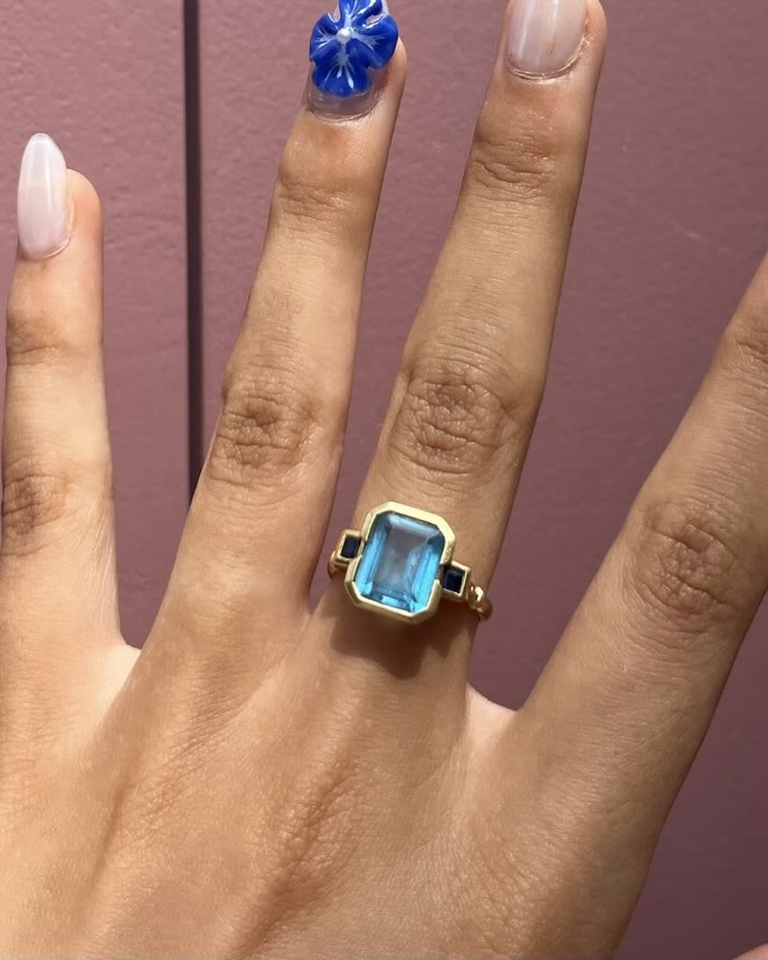 Bague Trilogie Topaze 3.10 carats &amp; Saphirs &quot;Ezequielle&quot; - Elliade Paris