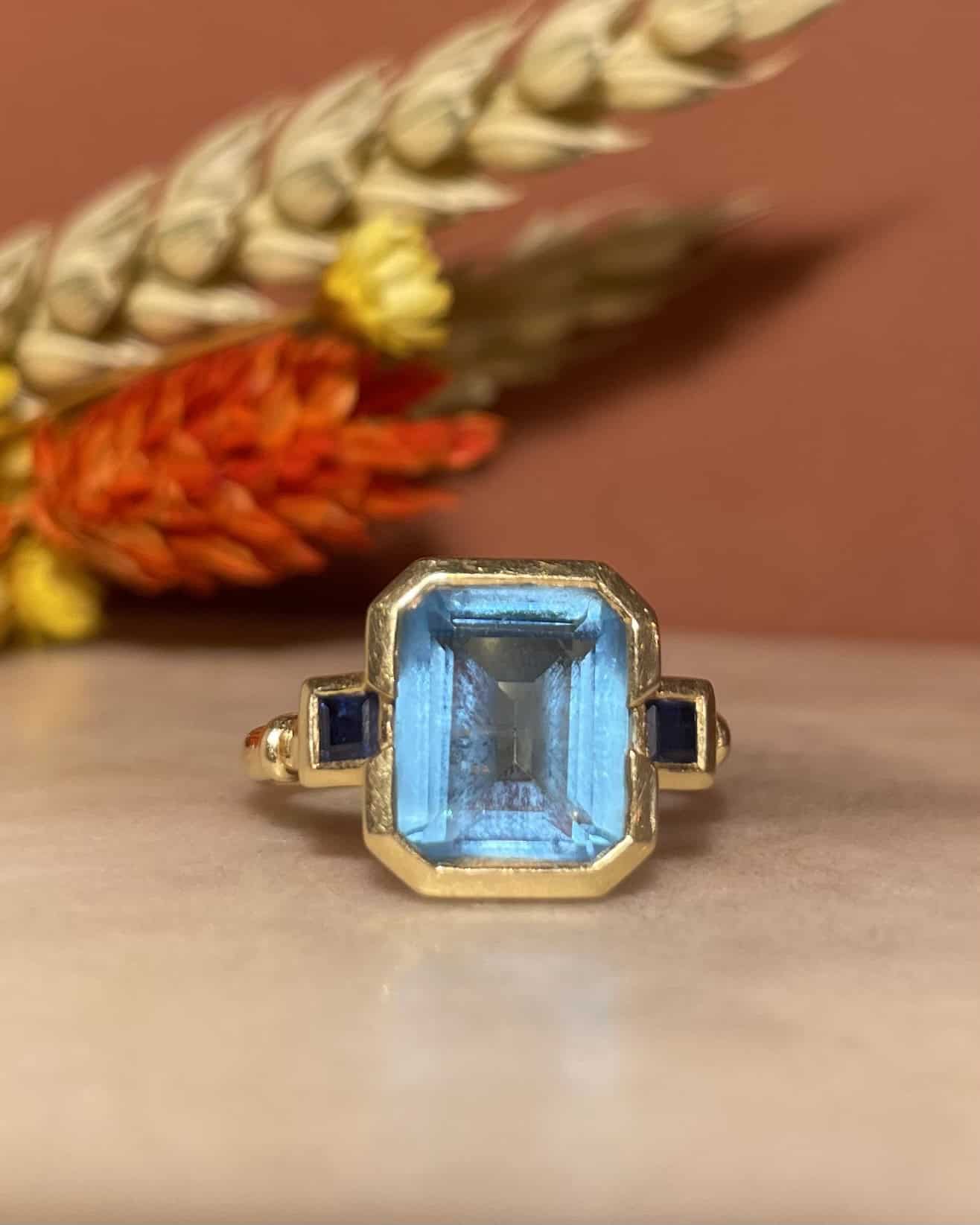 Bague Trilogie Topaze 3.10 carats &amp; Saphirs "Ezequielle" - Elliade Paris