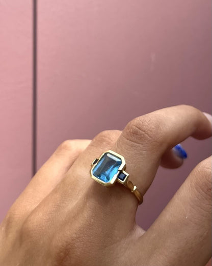 Bague Trilogie Topaze 3.10 carats &amp; Saphirs &quot;Ezequielle&quot; - Elliade Paris