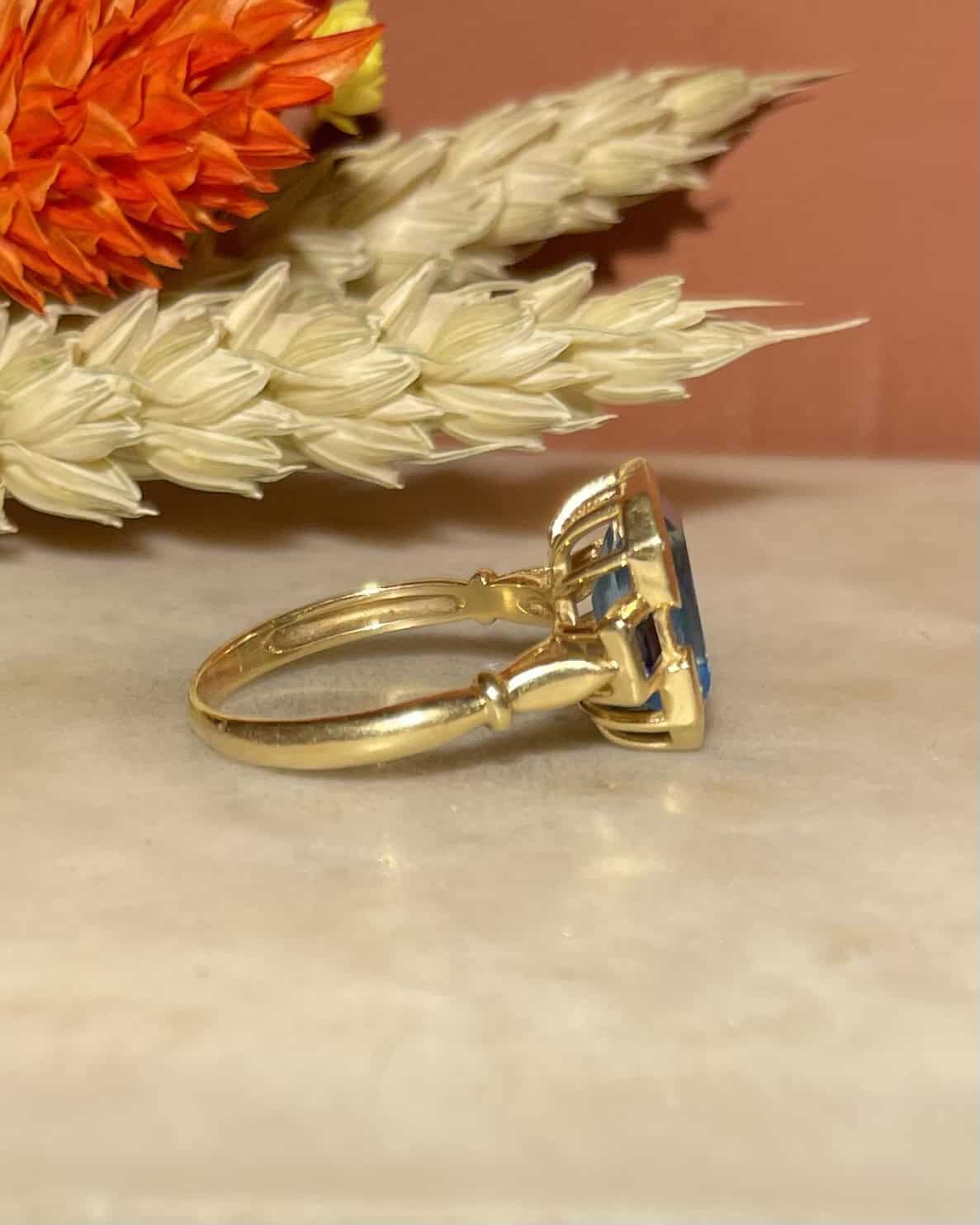 Bague Trilogie Topaze 3.10 carats &amp; Saphirs "Ezequielle" - Elliade Paris