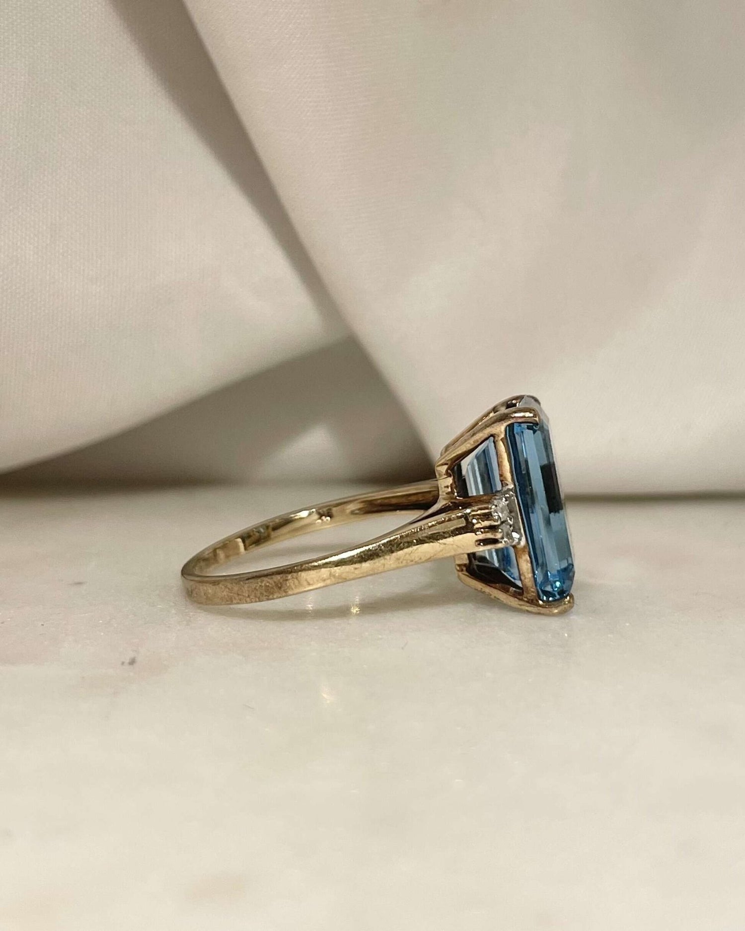Bague Trilogie Topaze 8.30 carats &amp; 4 Diamants &quot;Greta&quot; - Elliade Paris