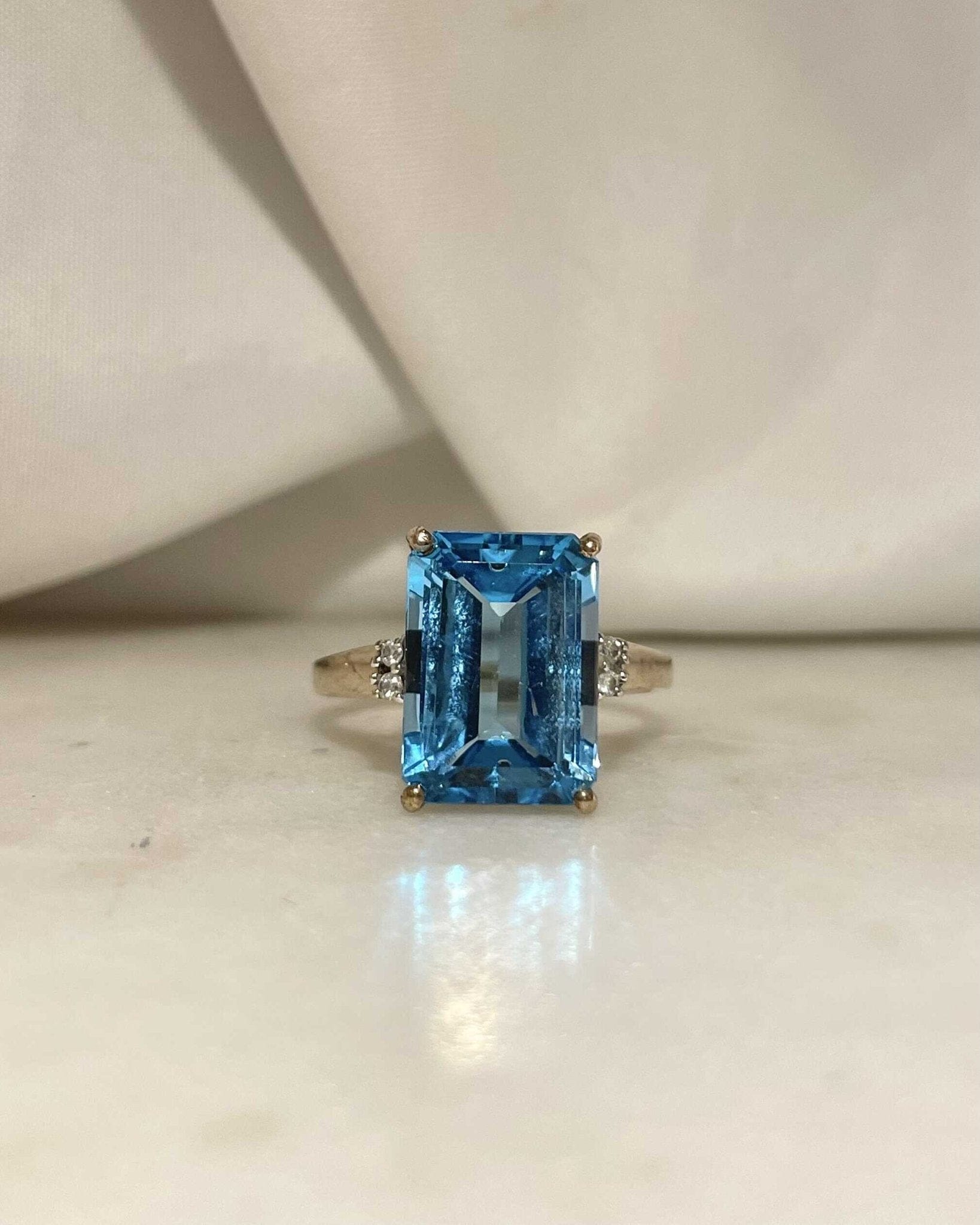 Bague Trilogie Topaze 8.30 carats &amp; 4 Diamants "Greta" - Elliade Paris