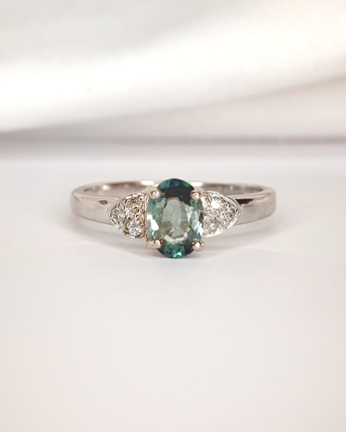Bague Trilogie Topaze Bleue 0.73 carat &amp; Diamants "Prune" - Elliade Paris