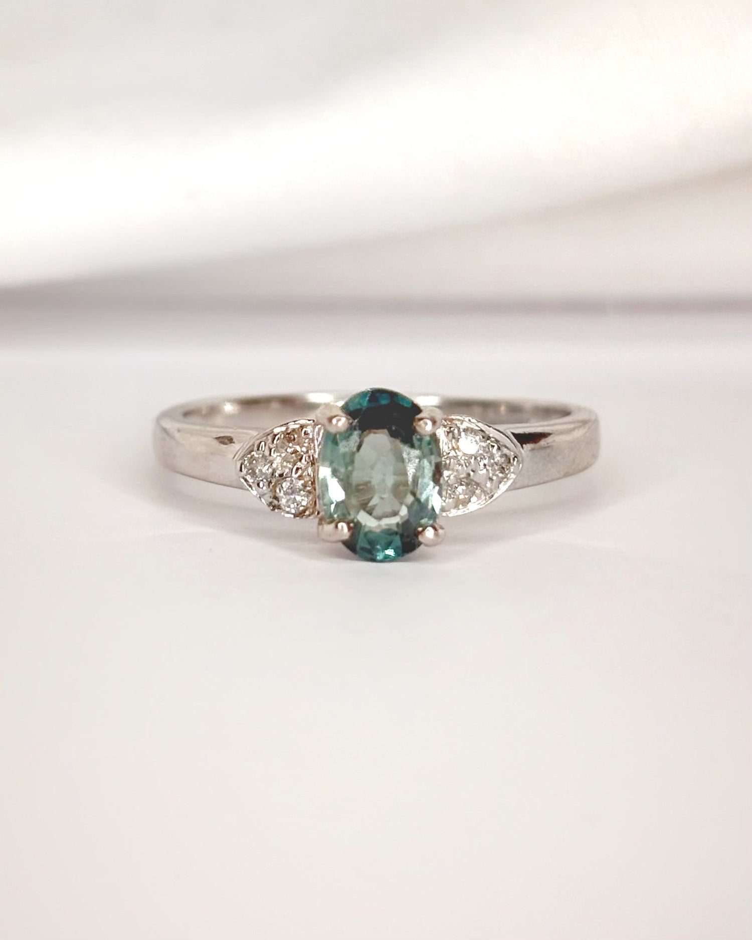 Bague Trilogie Topaze Bleue 0.73 carat &amp; Diamants "Prune" - Elliade Paris