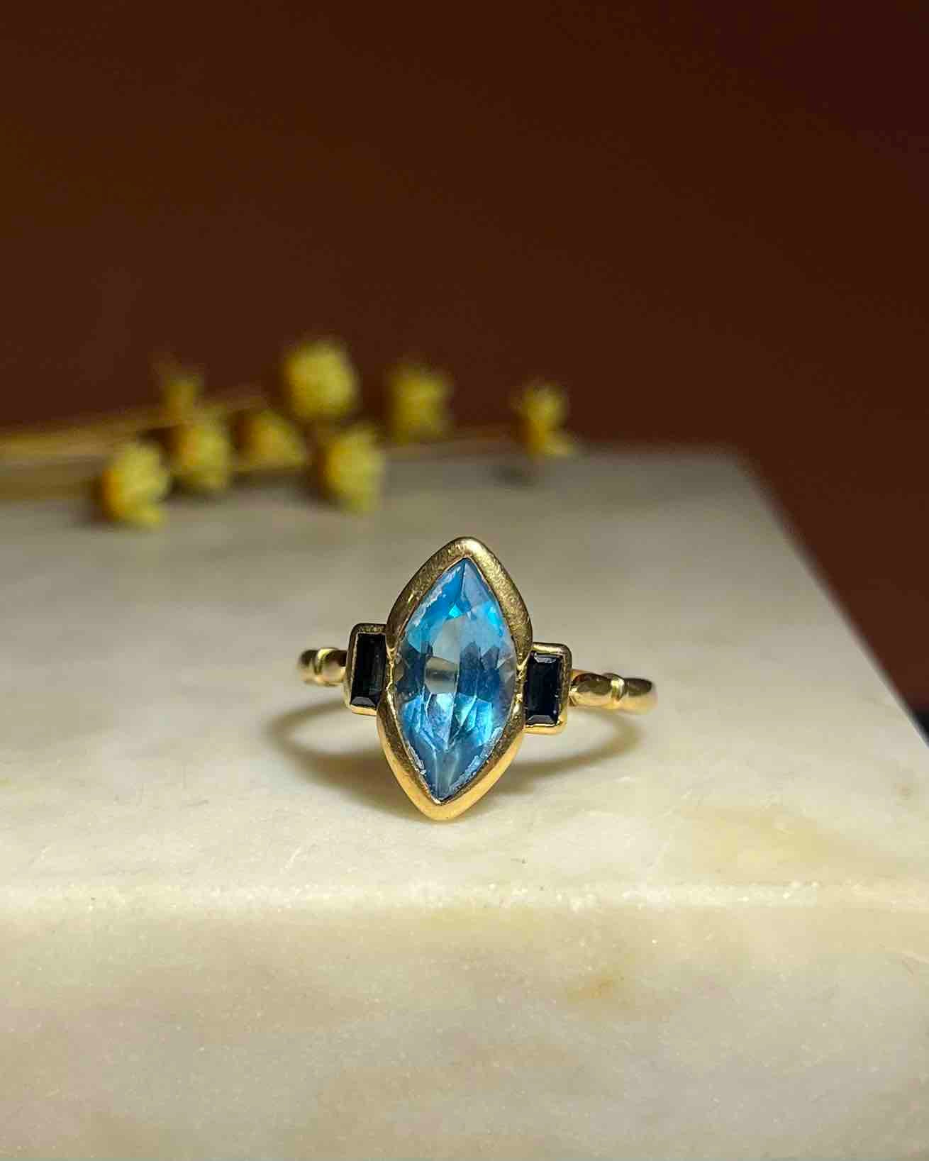Bague Trilogie Topaze &amp; Saphirs &quot;Irina&quot; - Elliade Paris