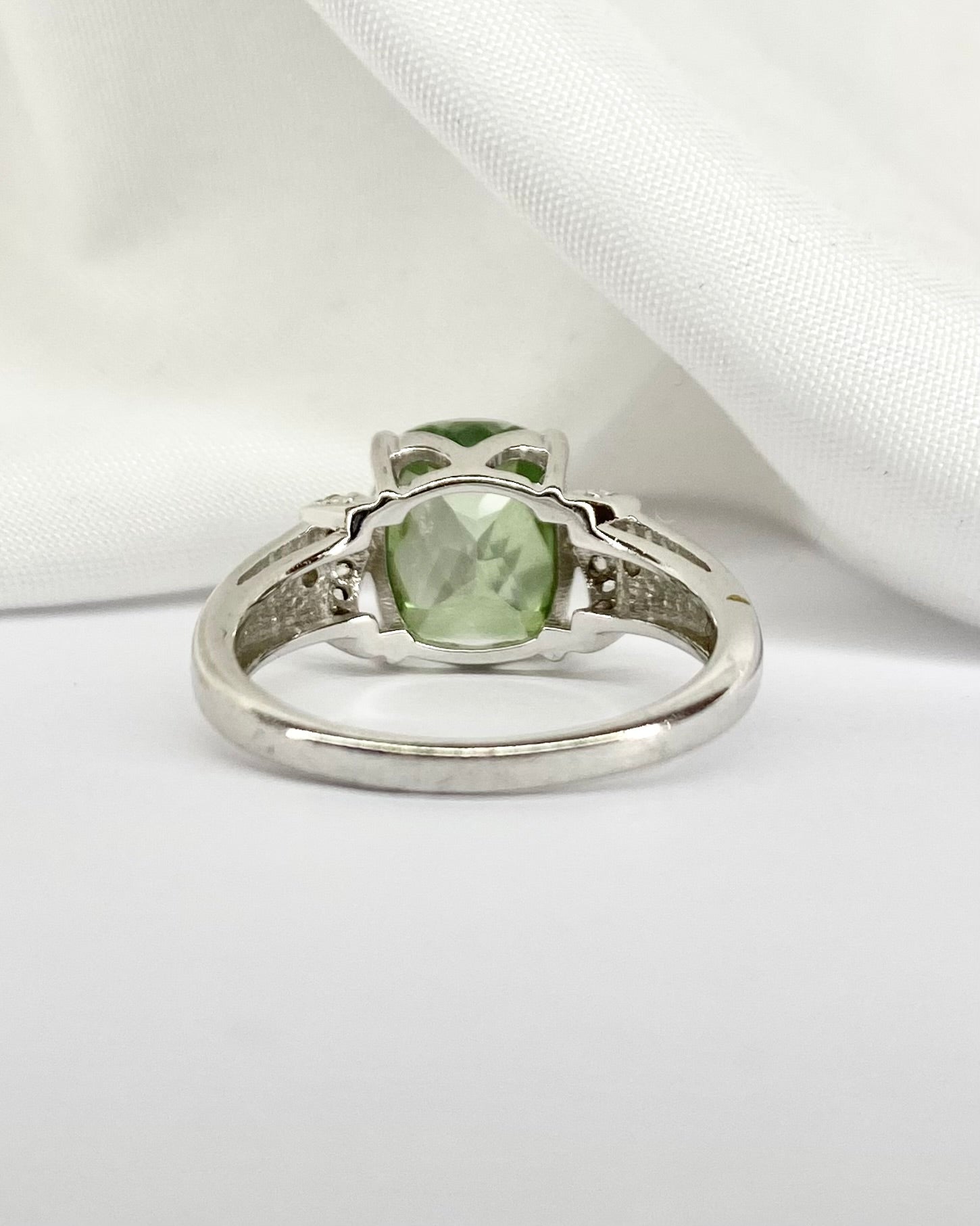 Bague Trilogie Topaze Verte 3.67 carats &amp; 14 Topazes Blanches &quot;Miranda&quot; - Elliade Paris