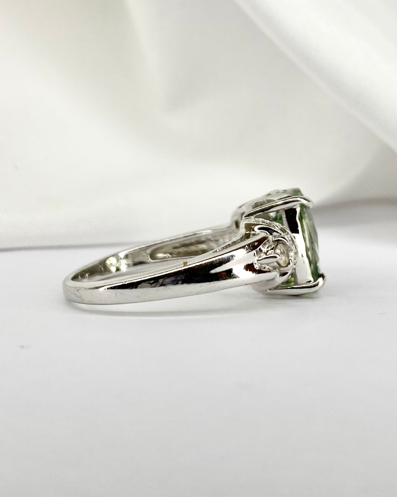 Bague Trilogie Topaze Verte 3.67 carats &amp; 14 Topazes Blanches "Miranda" - Elliade Paris