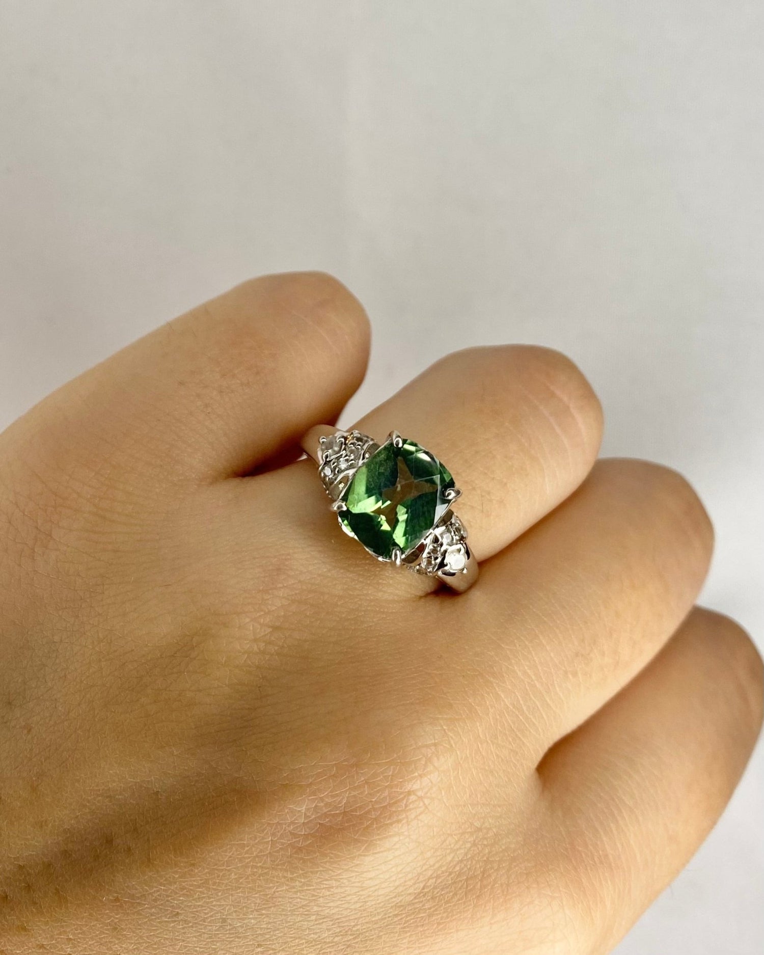 Bague Trilogie Topaze Verte 3.67 carats &amp; 14 Topazes Blanches &quot;Miranda&quot; - Elliade Paris