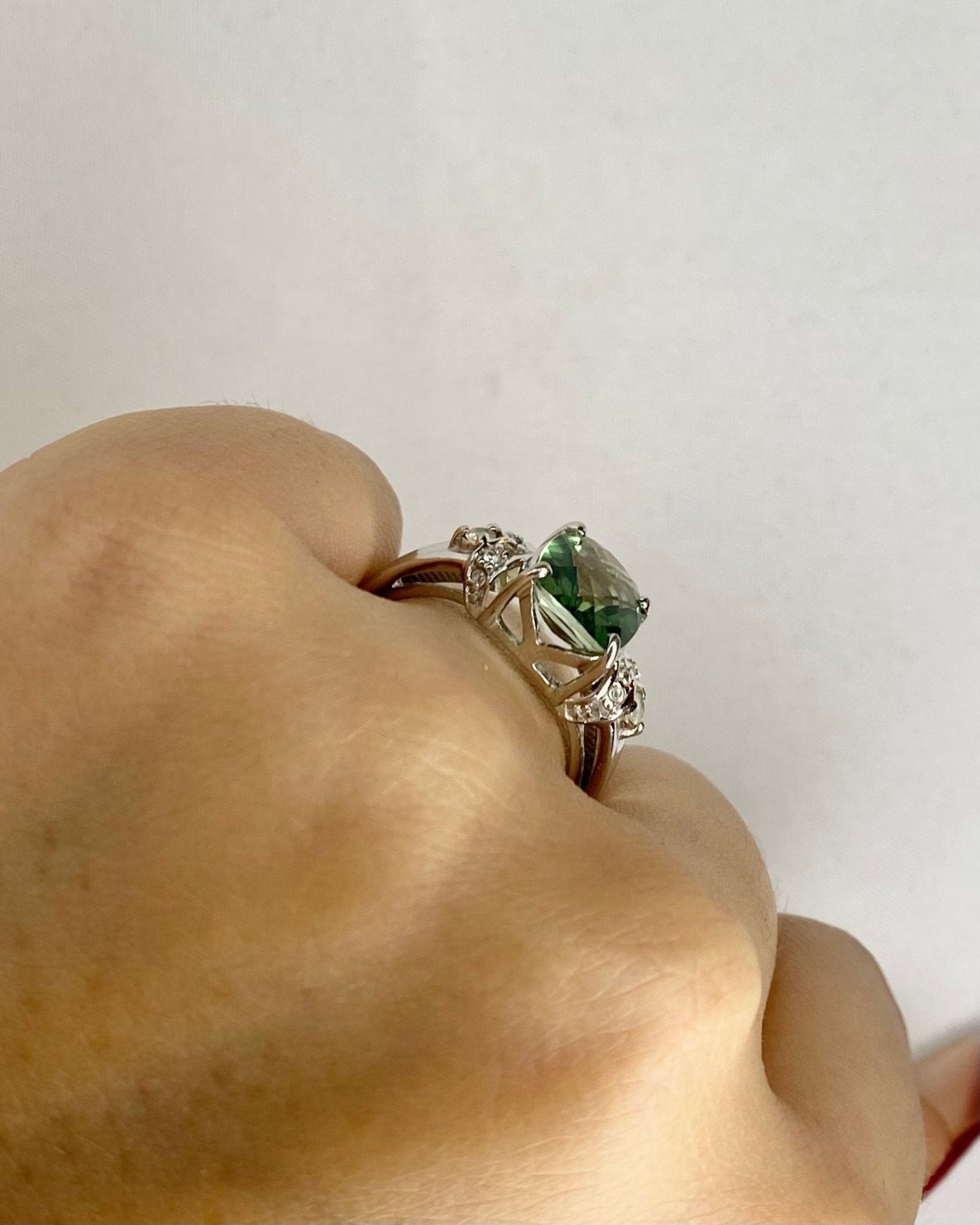 Bague Trilogie Topaze Verte 3.67 carats &amp; 14 Topazes Blanches "Miranda" - Elliade Paris