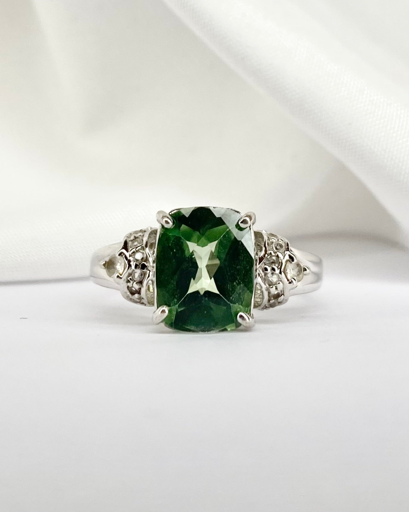 Bague Trilogie Topaze Verte 3.67 carats &amp; 14 Topazes Blanches "Miranda" - Elliade Paris