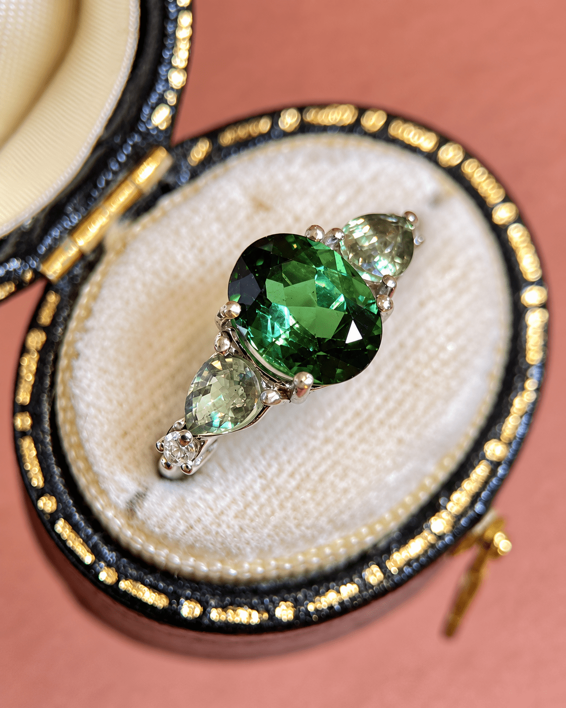 Bague Trilogie Tourmaline Verte 1.50 carat, Saphirs Verts 1.01 carat &amp; Diamants "Martha" - Elliade Paris