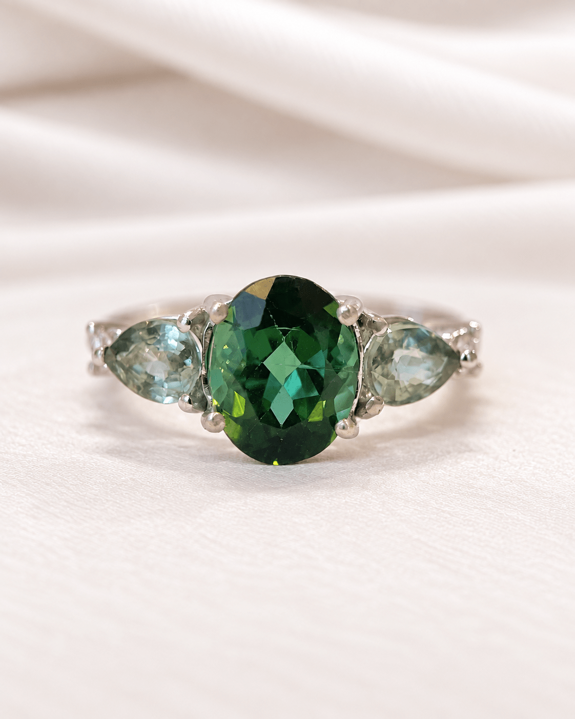 Bague Trilogie Tourmaline Verte 1.50 carat, Saphirs Verts 1.01 carat &amp; Diamants "Martha" - Elliade Paris