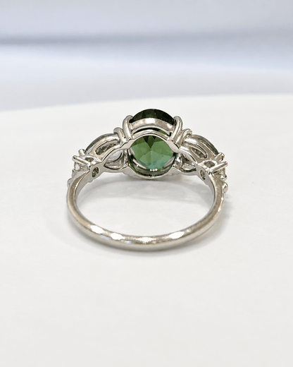 Bague Trilogie Tourmaline Verte 1.50 carat, Saphirs Verts 1.01 carat &amp; Diamants "Martha" - Elliade Paris