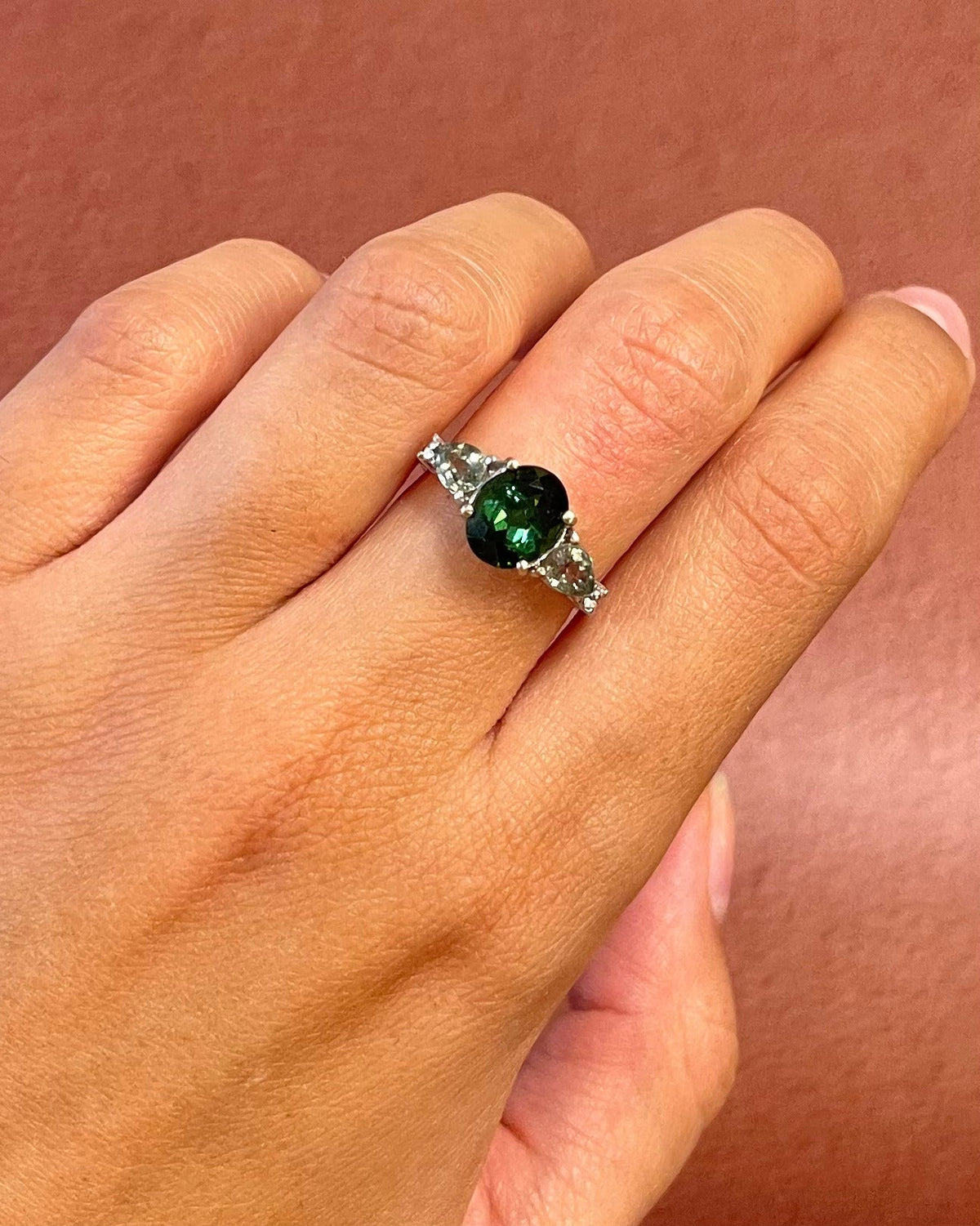 Bague Trilogie Tourmaline Verte 1.50 carat, Saphirs Verts 1.01 carat &amp; Diamants "Martha" - Elliade Paris