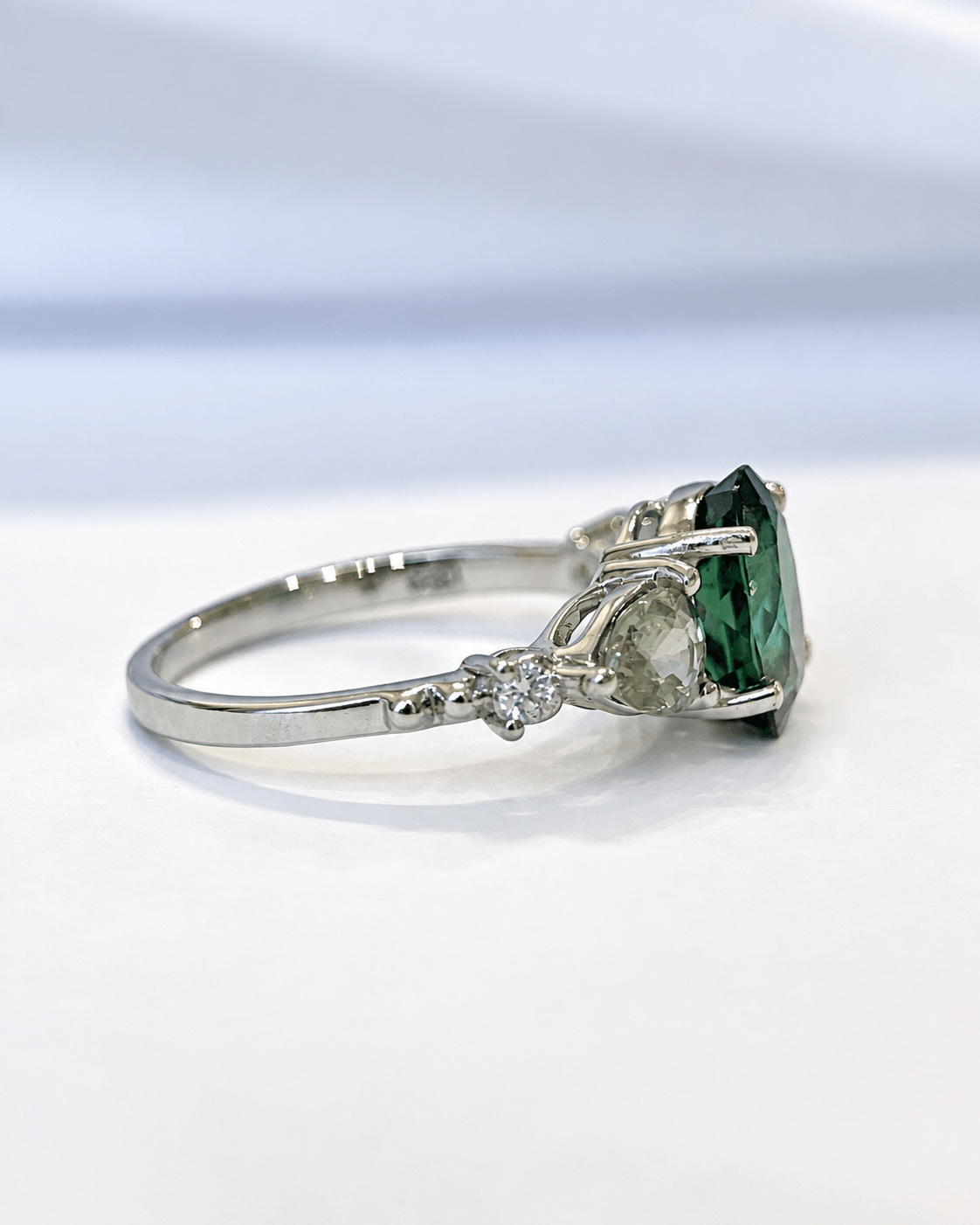 Bague Trilogie Tourmaline Verte 1.50 carat, Saphirs Verts 1.01 carat &amp; Diamants "Martha" - Elliade Paris
