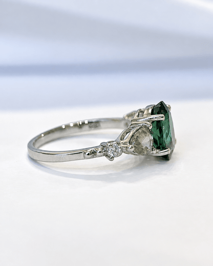 Bague Trilogie Tourmaline Verte 1.50 carat, Saphirs Verts 1.01 carat &amp; Diamants "Martha" - Elliade Paris