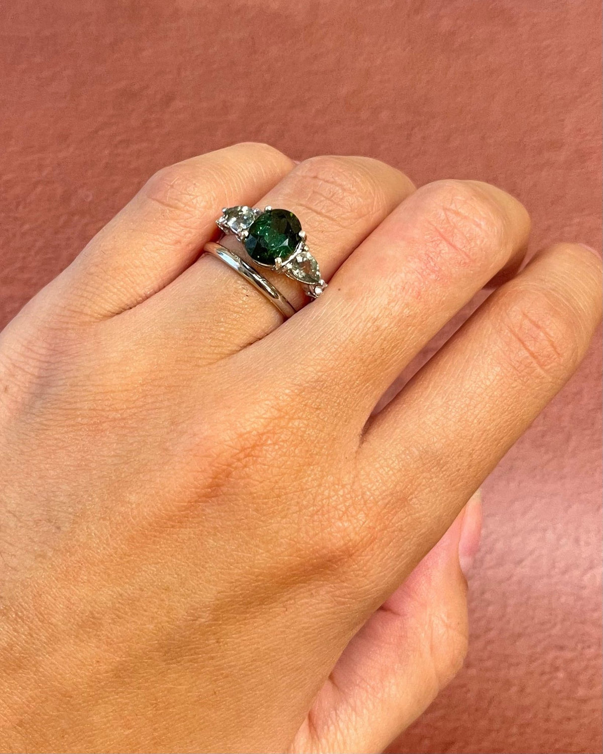 Bague Trilogie Tourmaline Verte 1.50 carat, Saphirs Verts 1.01 carat &amp; Diamants "Martha" - Elliade Paris