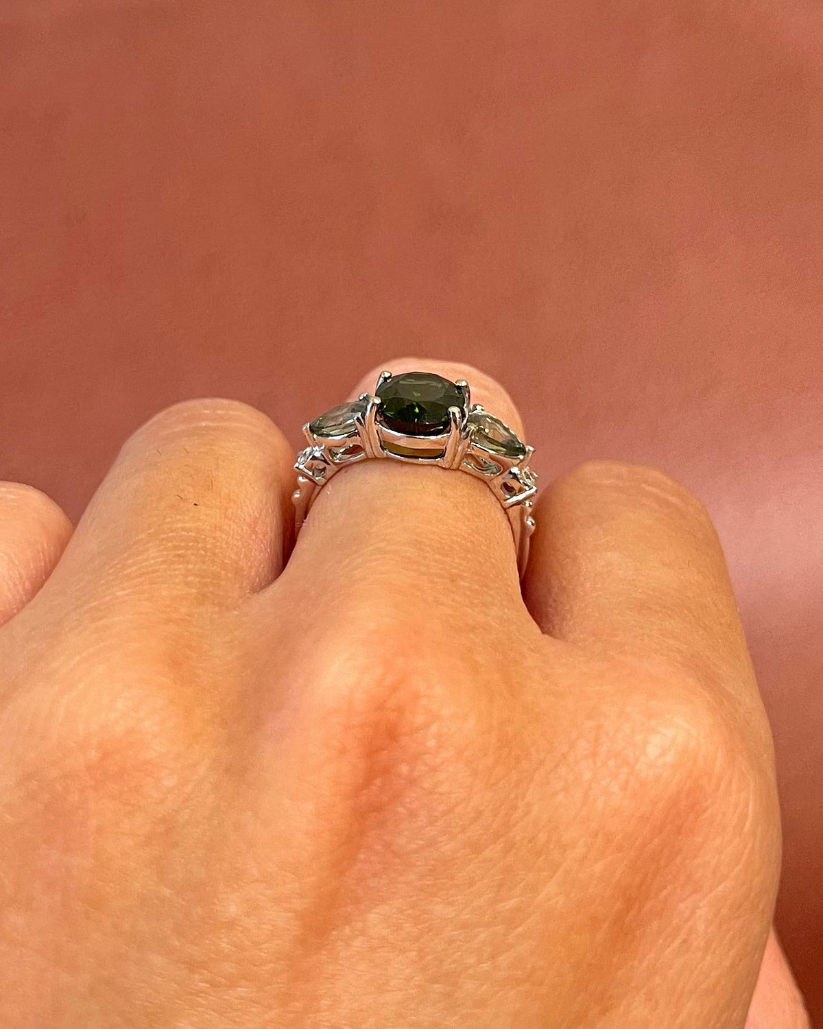Bague Trilogie Tourmaline Verte 1.50 carat, Saphirs Verts 1.01 carat &amp; Diamants "Martha" - Elliade Paris