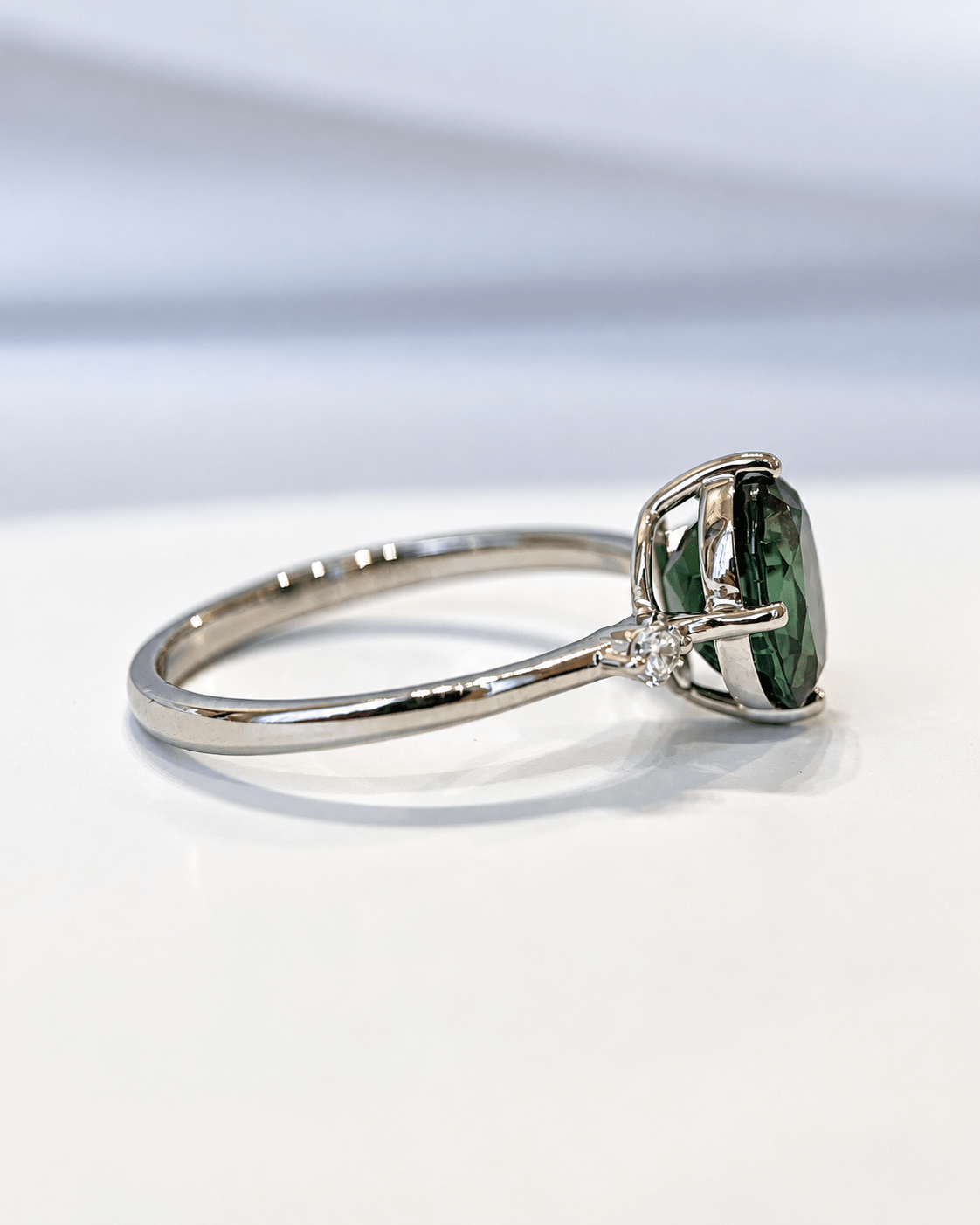 Bague Trilogie Tourmaline Verte 1.79 carat &amp; Diamants "Yolanda" - Elliade Paris